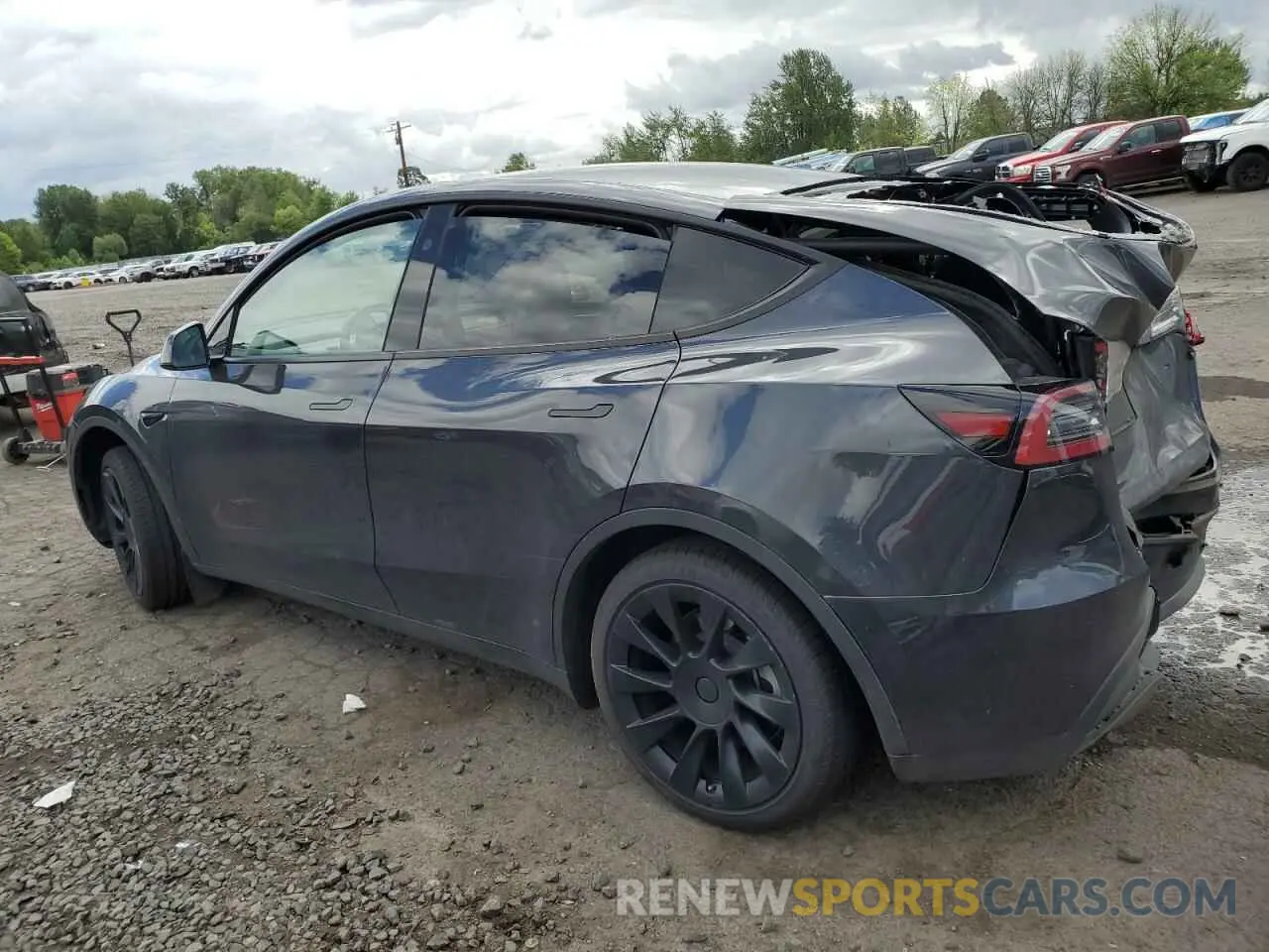 2 fotografías del automóvil dañado 7SAYGDED0RF043675 TESLA MODEL Y 2024