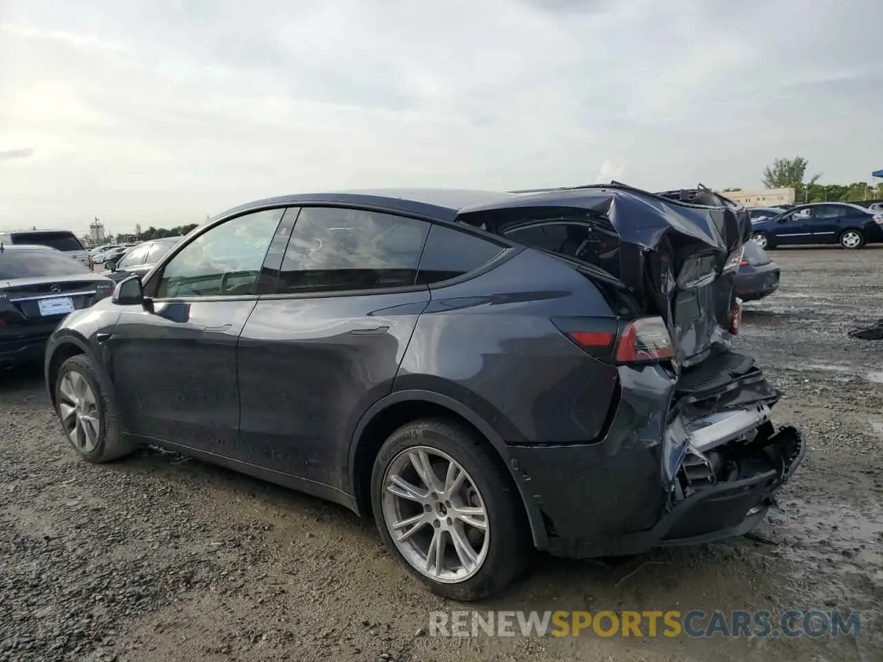 2 fotografías del automóvil dañado 7SAYGDED0RF093184 TESLA MODEL Y 2024