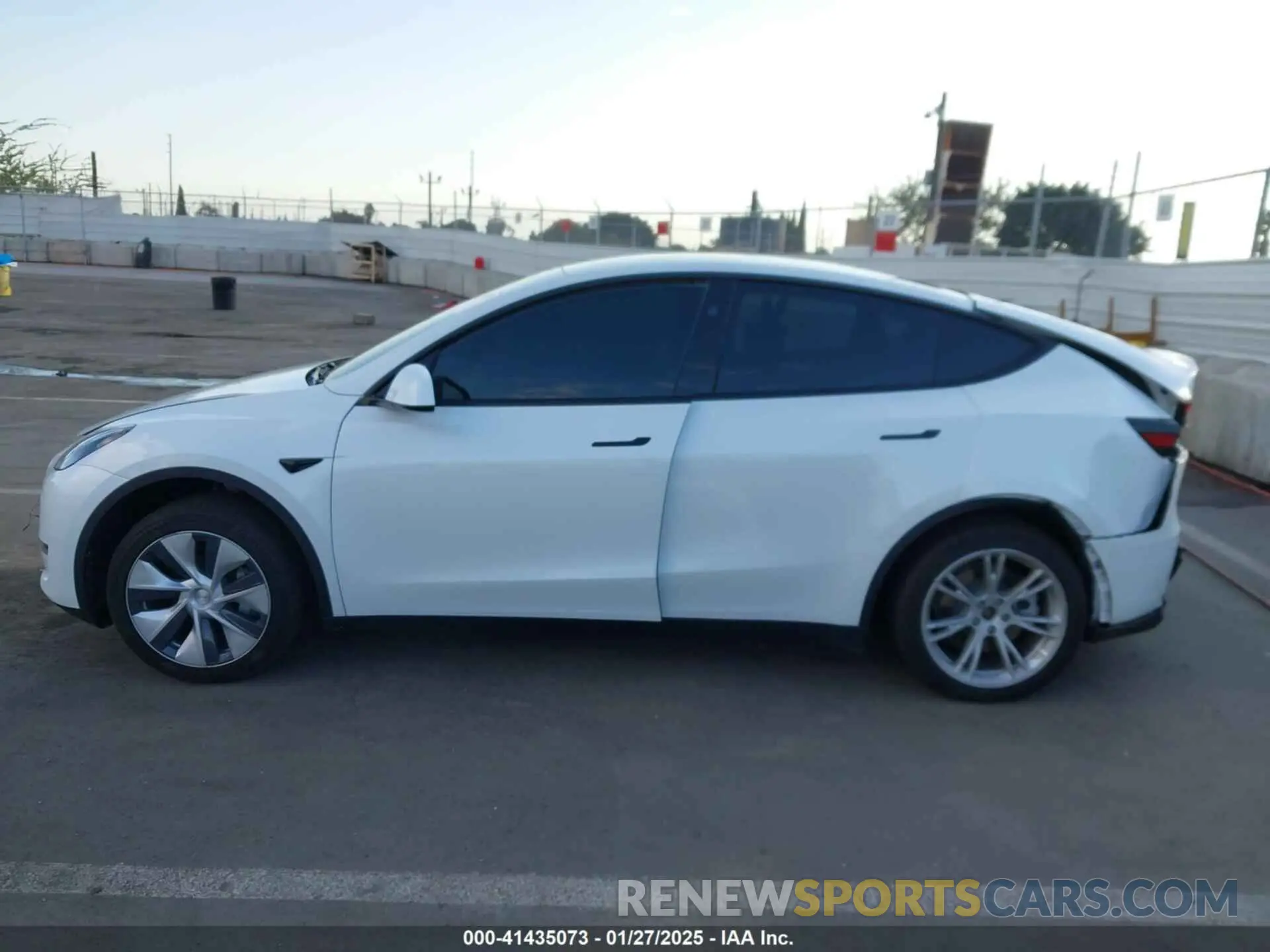 14 fotografías del automóvil dañado 7SAYGDED1RF004738 TESLA MODEL Y 2024