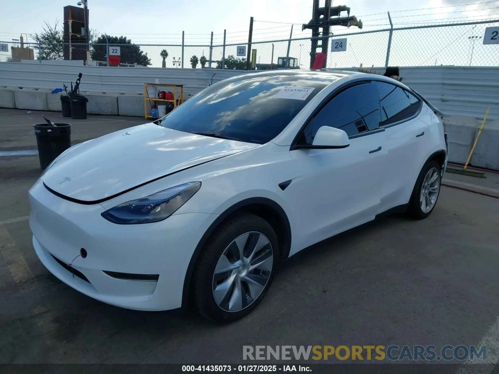 2 fotografías del automóvil dañado 7SAYGDED1RF004738 TESLA MODEL Y 2024