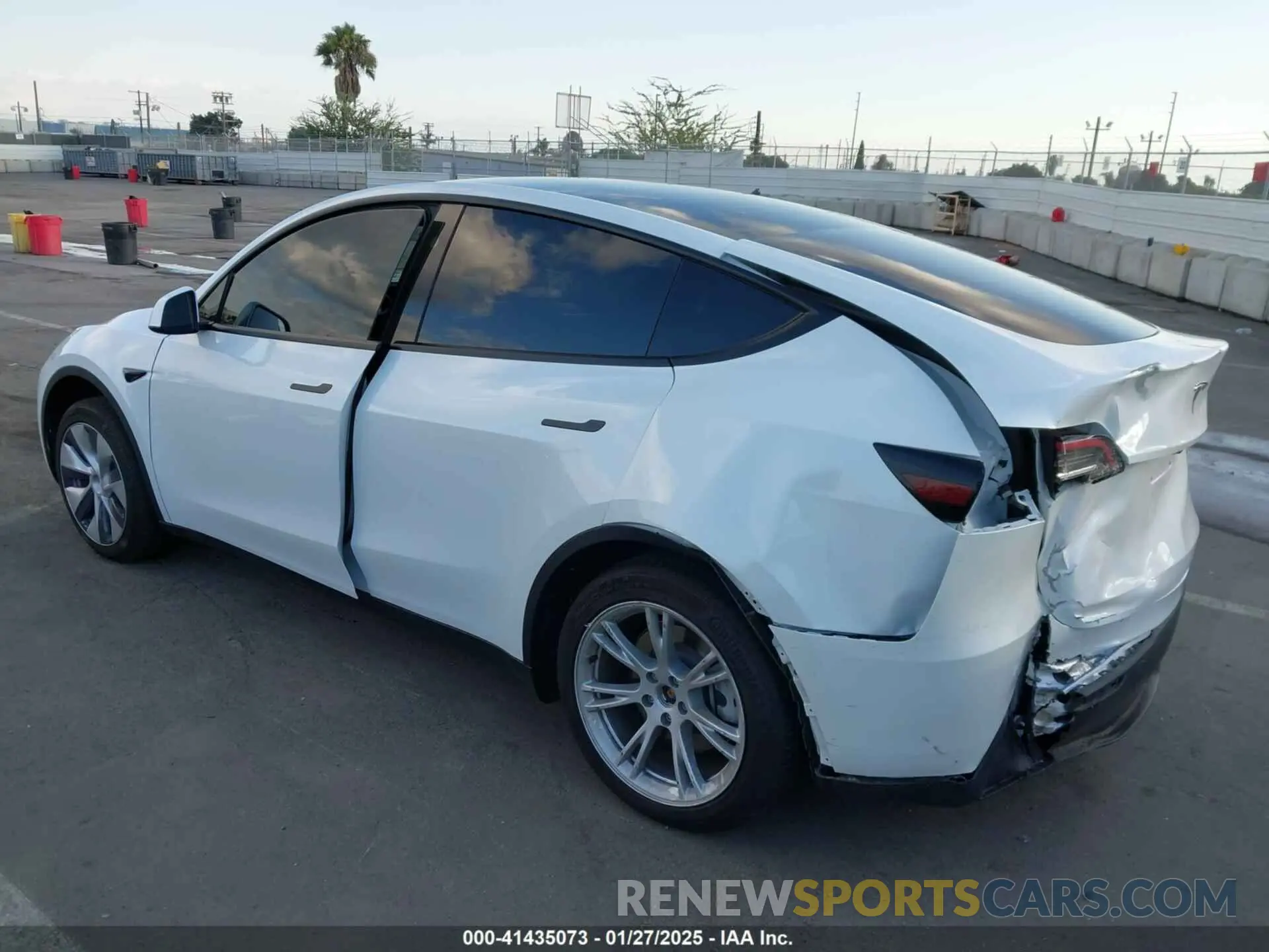 3 fotografías del automóvil dañado 7SAYGDED1RF004738 TESLA MODEL Y 2024