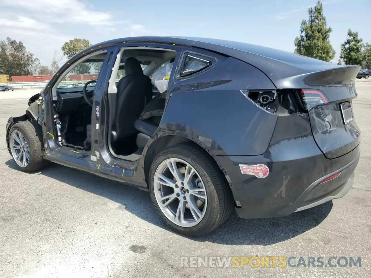 2 fotografías del automóvil dañado 7SAYGDED1RF046035 TESLA MODEL Y 2024