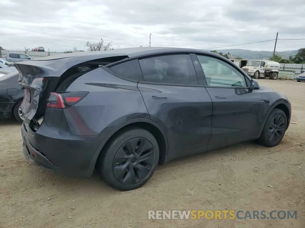 3 fotografías del automóvil dañado 7SAYGDED1RF177417 TESLA MODEL Y 2024