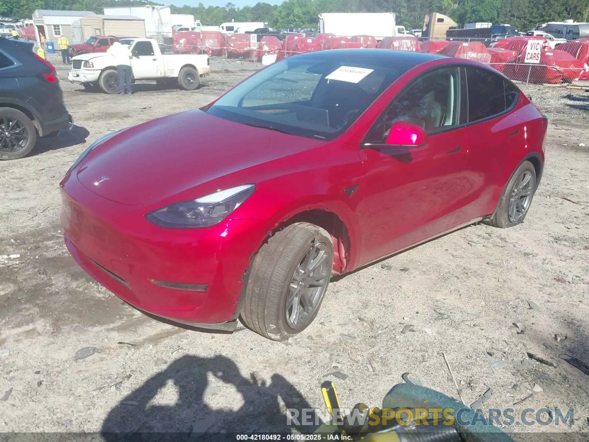 2 fotografías del automóvil dañado 7SAYGDED2RA325538 TESLA MODEL Y 2024