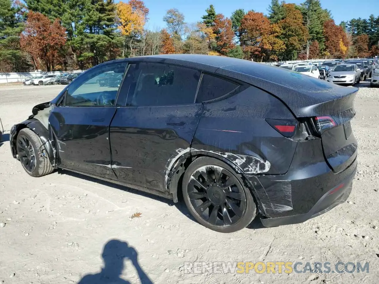 2 fotografías del automóvil dañado 7SAYGDED2RF018759 TESLA MODEL Y 2024