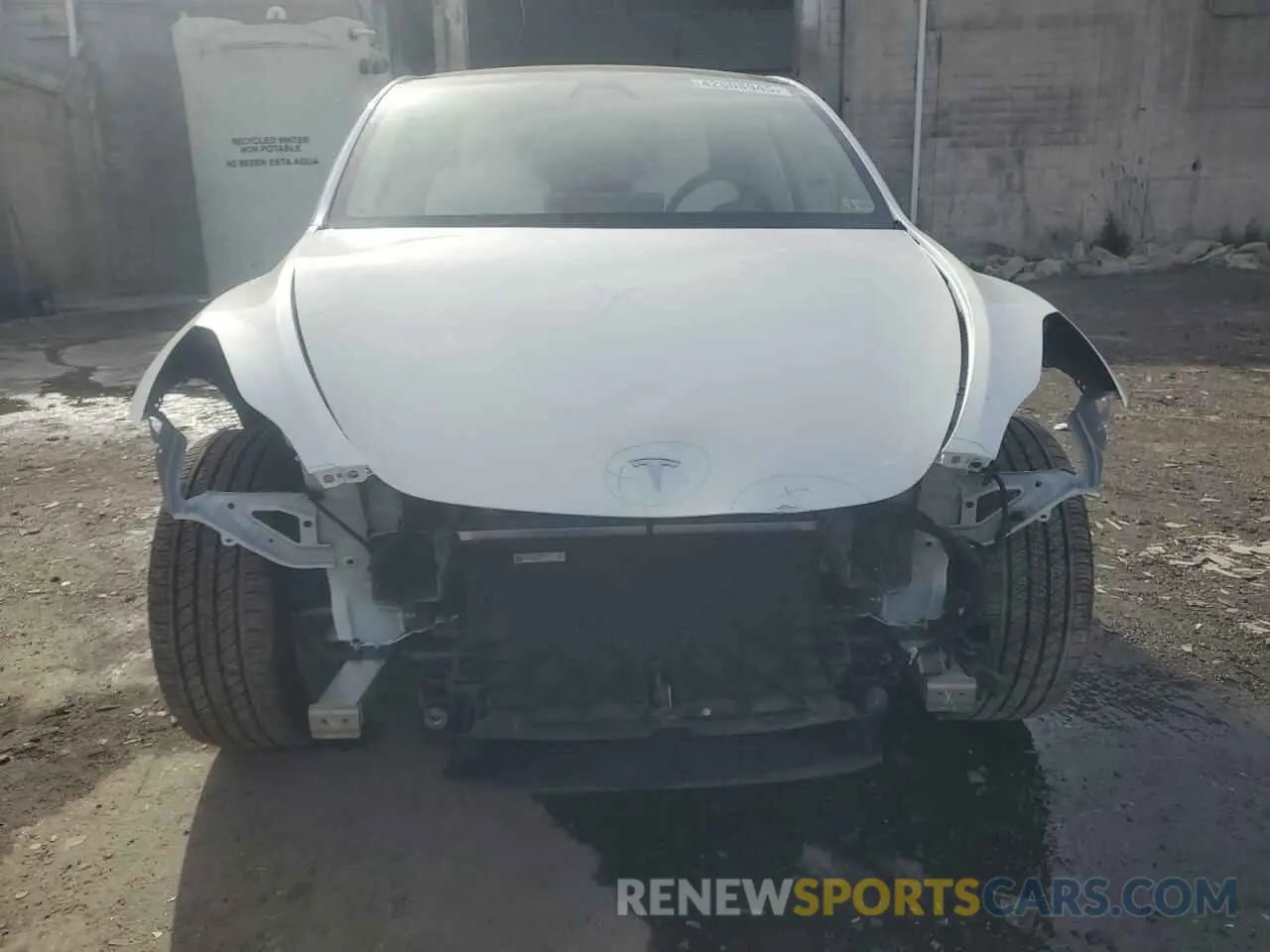 5 fotografías del automóvil dañado 7SAYGDED2RF042236 TESLA MODEL Y 2024