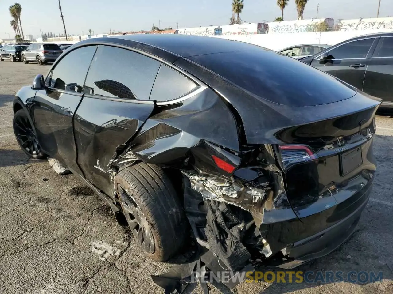 2 fotografías del automóvil dañado 7SAYGDED2RF045993 TESLA MODEL Y 2024