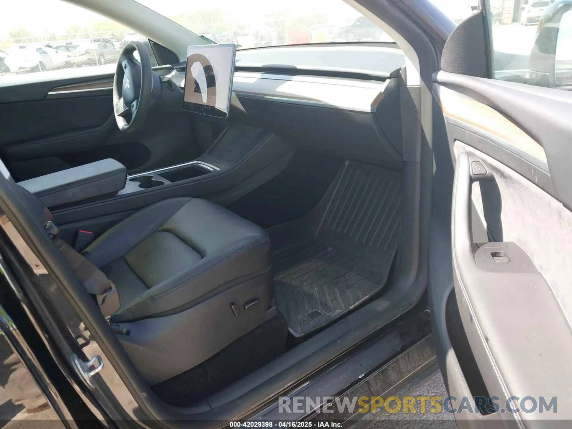 5 fotografías del automóvil dañado 7SAYGDED2RF089105 TESLA MODEL Y 2024