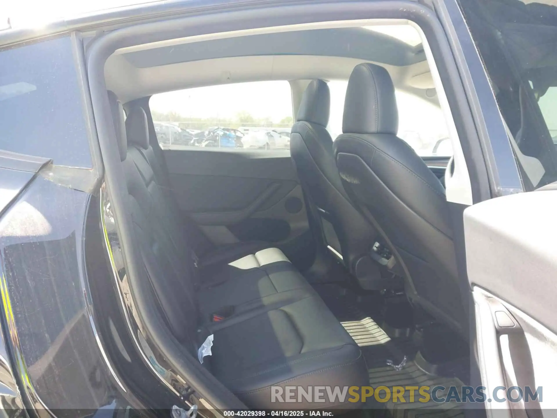 8 fotografías del automóvil dañado 7SAYGDED2RF089105 TESLA MODEL Y 2024
