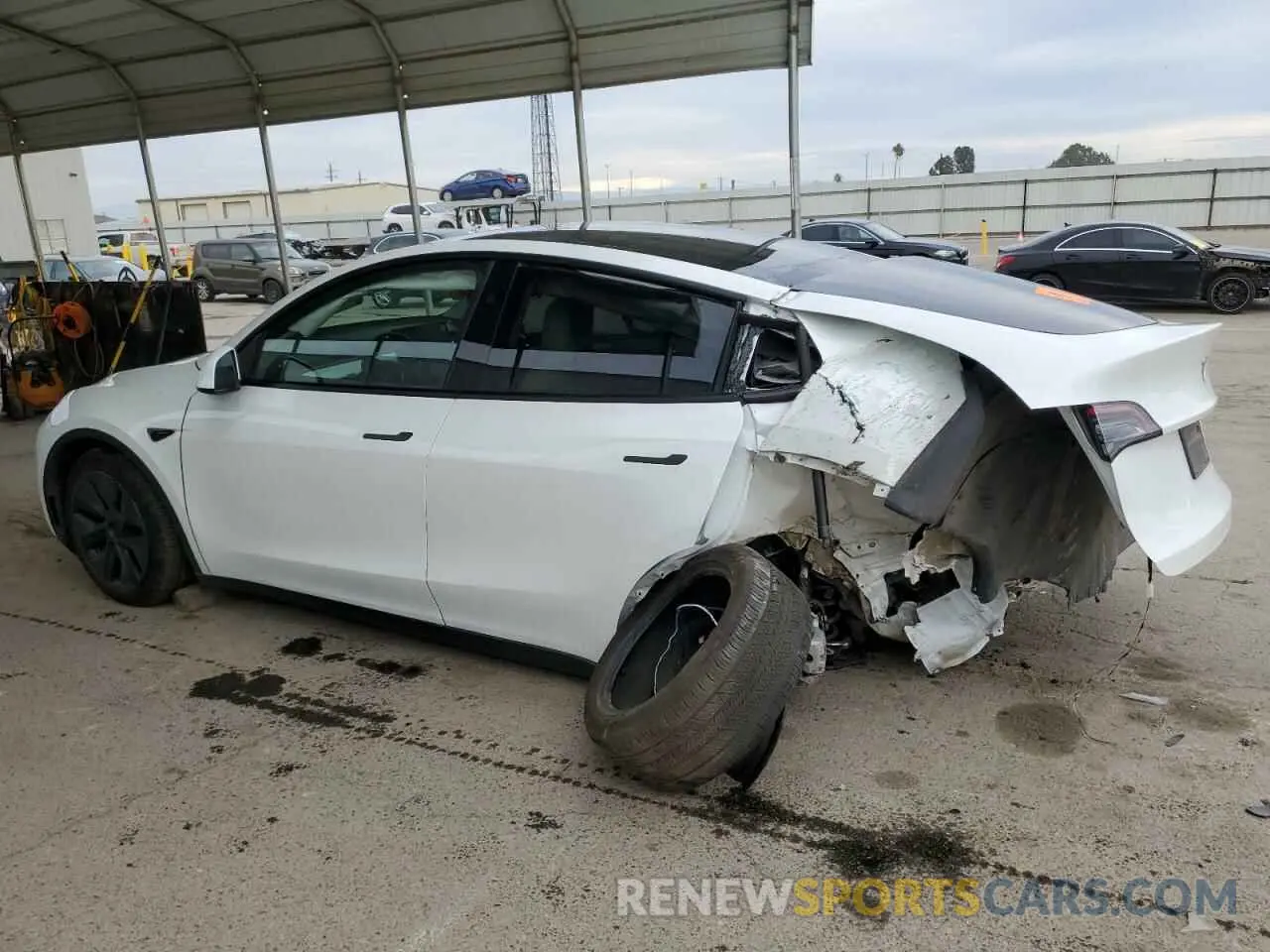 2 fotografías del automóvil dañado 7SAYGDED2RF155992 TESLA MODEL Y 2024