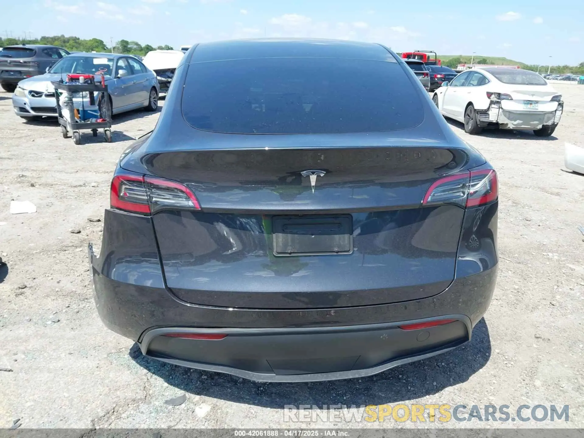 15 fotografías del automóvil dañado 7SAYGDED3RF019063 TESLA MODEL Y 2024