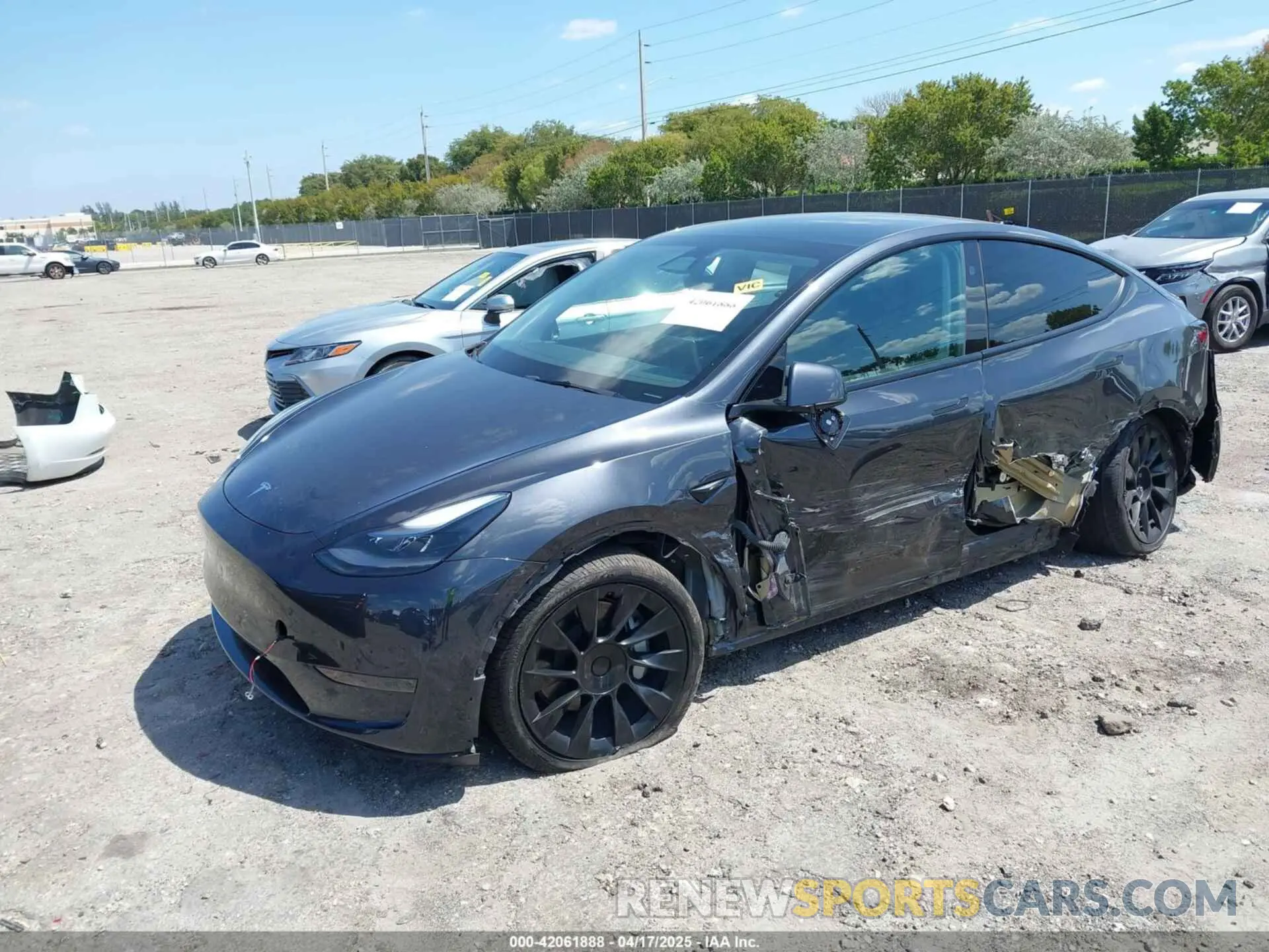 2 fotografías del automóvil dañado 7SAYGDED3RF019063 TESLA MODEL Y 2024