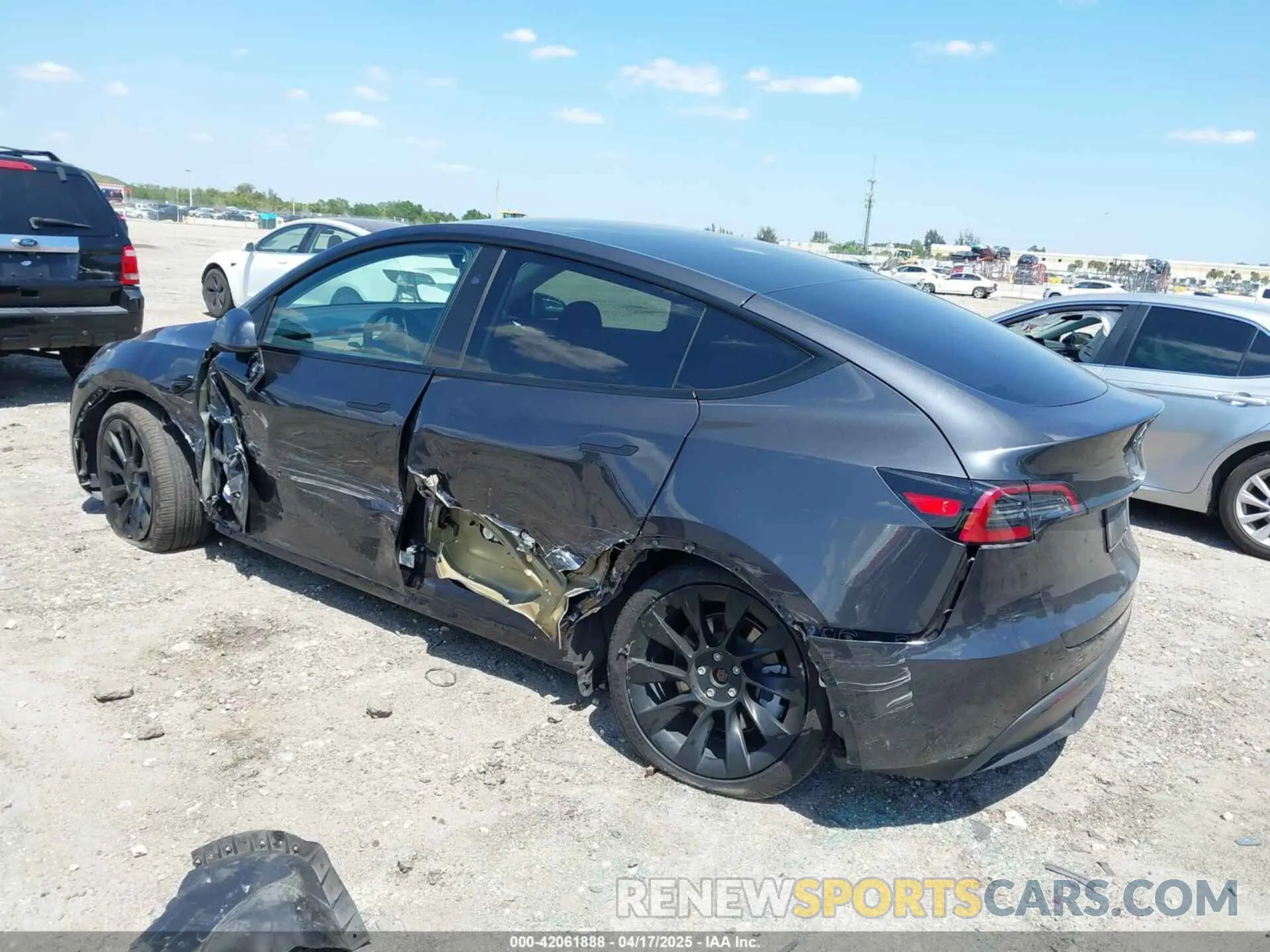 3 fotografías del automóvil dañado 7SAYGDED3RF019063 TESLA MODEL Y 2024