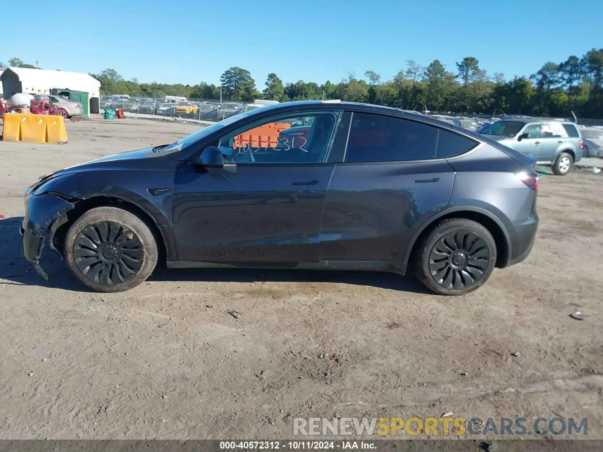 13 fotografías del automóvil dañado 7SAYGDED3RF092501 TESLA MODEL Y 2024