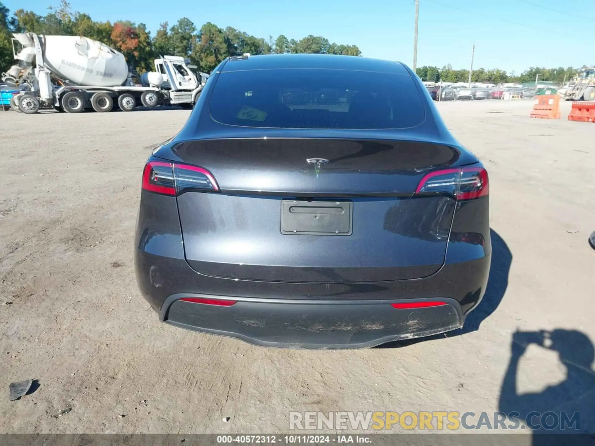 15 fotografías del automóvil dañado 7SAYGDED3RF092501 TESLA MODEL Y 2024