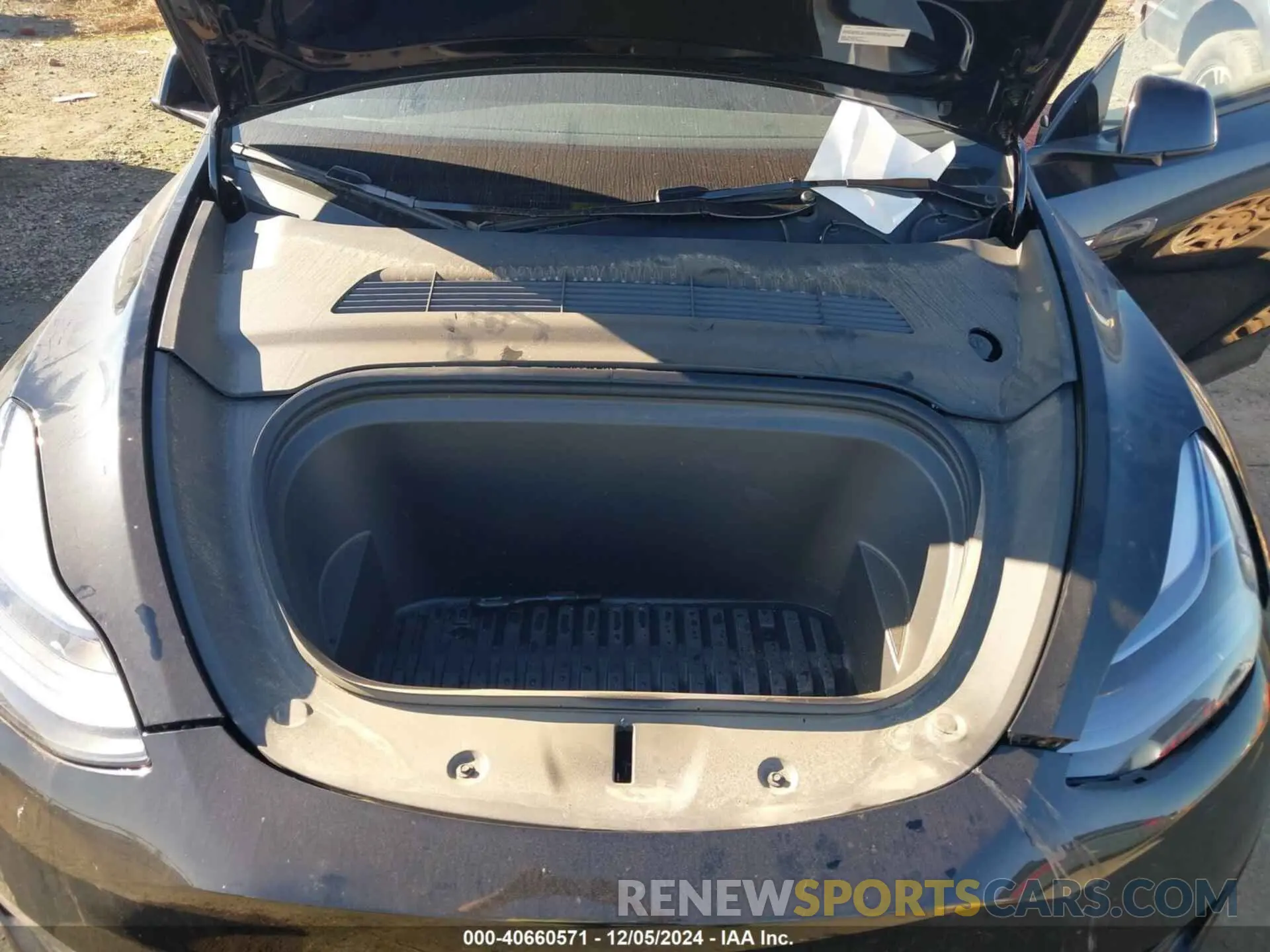 10 fotografías del automóvil dañado 7SAYGDED3RF128476 TESLA MODEL Y 2024
