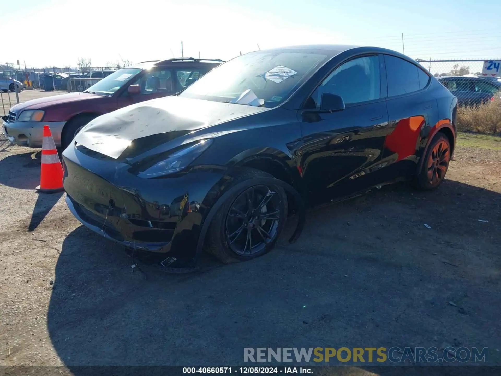 2 fotografías del automóvil dañado 7SAYGDED3RF128476 TESLA MODEL Y 2024