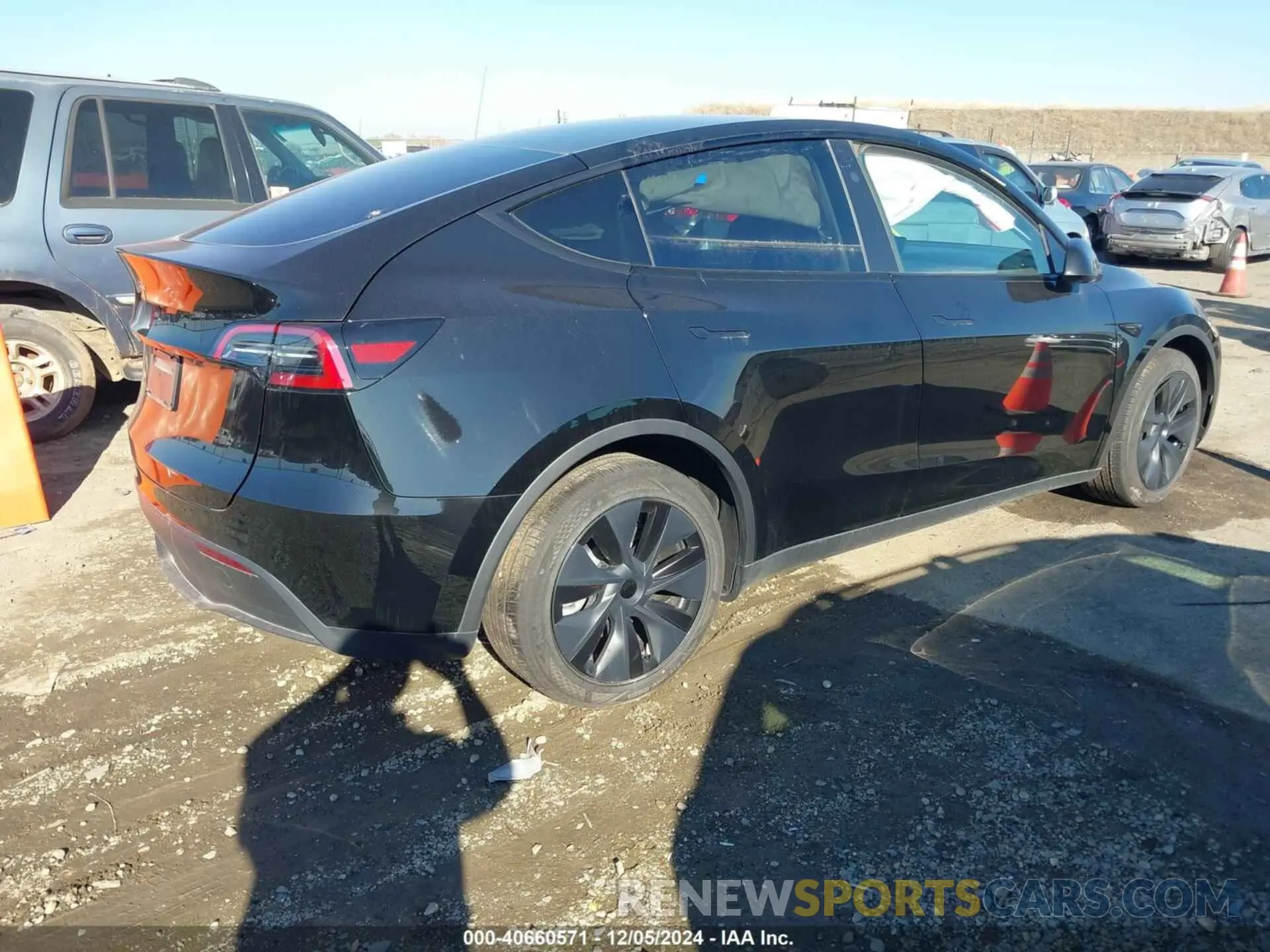 4 fotografías del automóvil dañado 7SAYGDED3RF128476 TESLA MODEL Y 2024