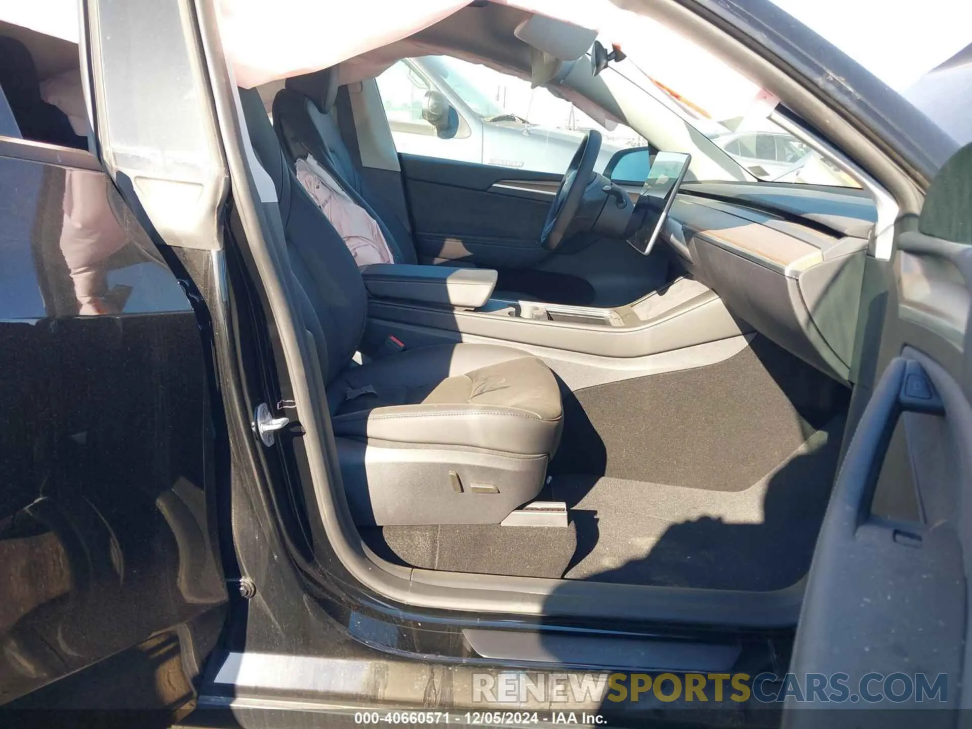 5 fotografías del automóvil dañado 7SAYGDED3RF128476 TESLA MODEL Y 2024