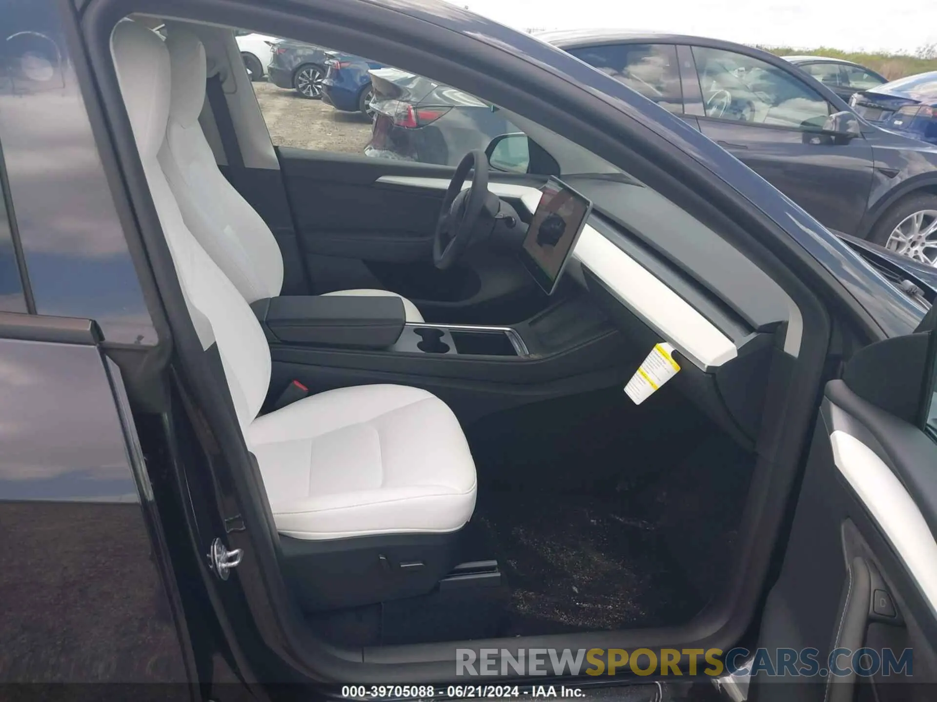 5 fotografías del automóvil dañado 7SAYGDED4RF098999 TESLA MODEL Y 2024