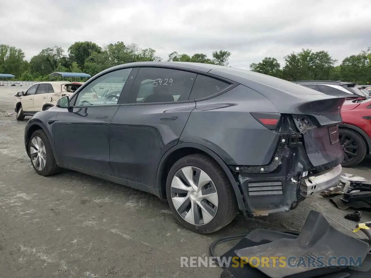 2 fotografías del automóvil dañado 7SAYGDED5RF018979 TESLA MODEL Y 2024