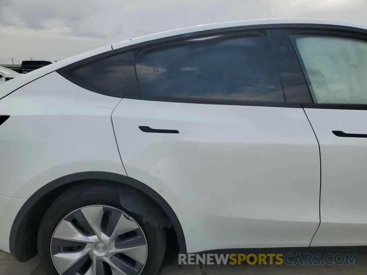 10 fotografías del automóvil dañado 7SAYGDED5RF045017 TESLA MODEL Y 2024