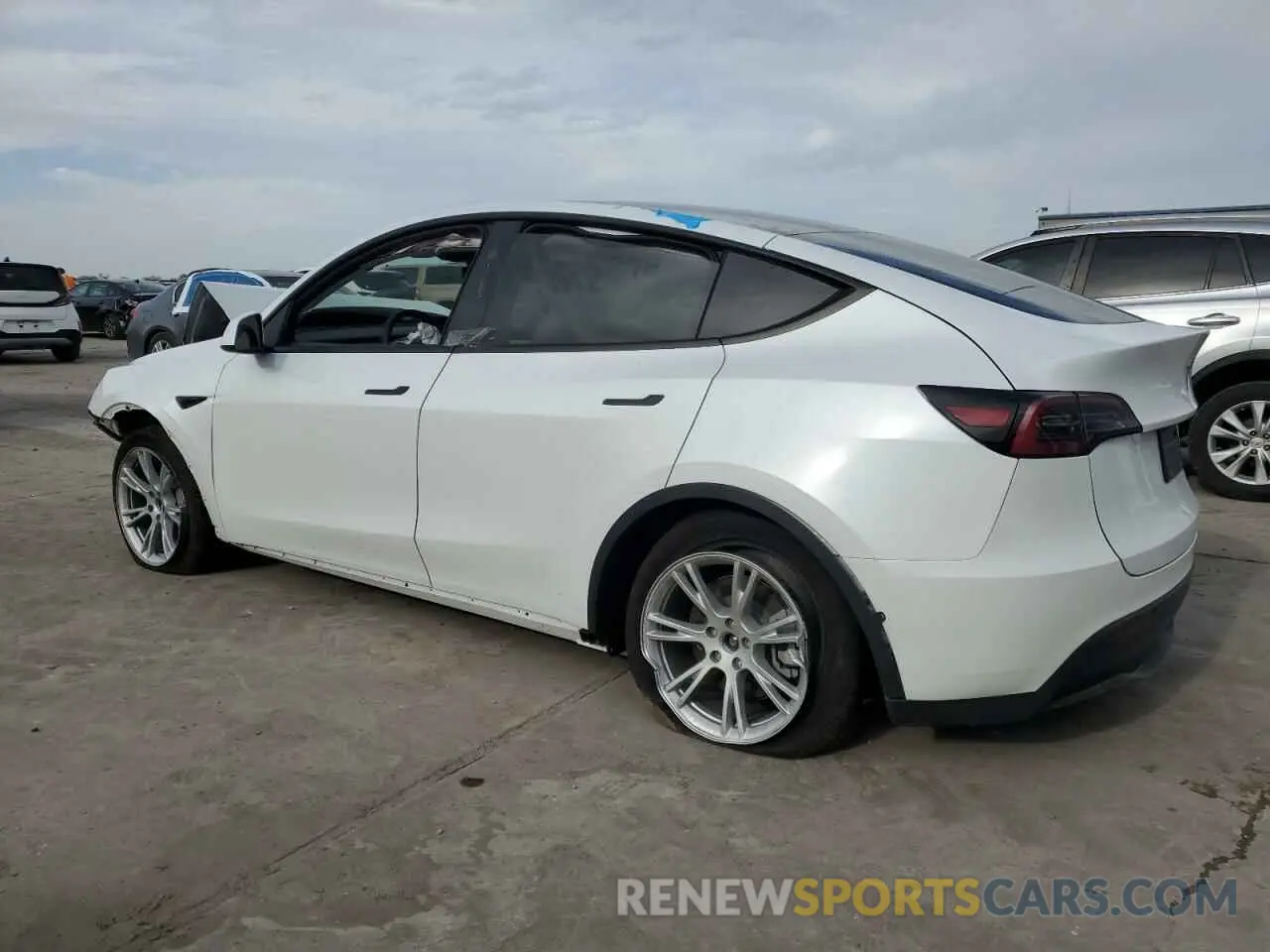 2 fotografías del automóvil dañado 7SAYGDED5RF045017 TESLA MODEL Y 2024