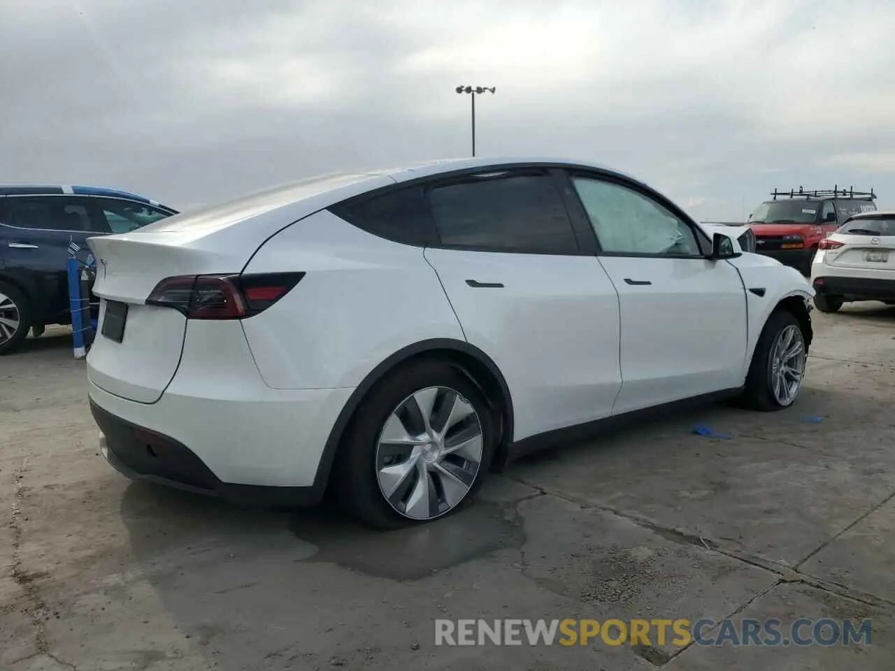 3 fotografías del automóvil dañado 7SAYGDED5RF045017 TESLA MODEL Y 2024