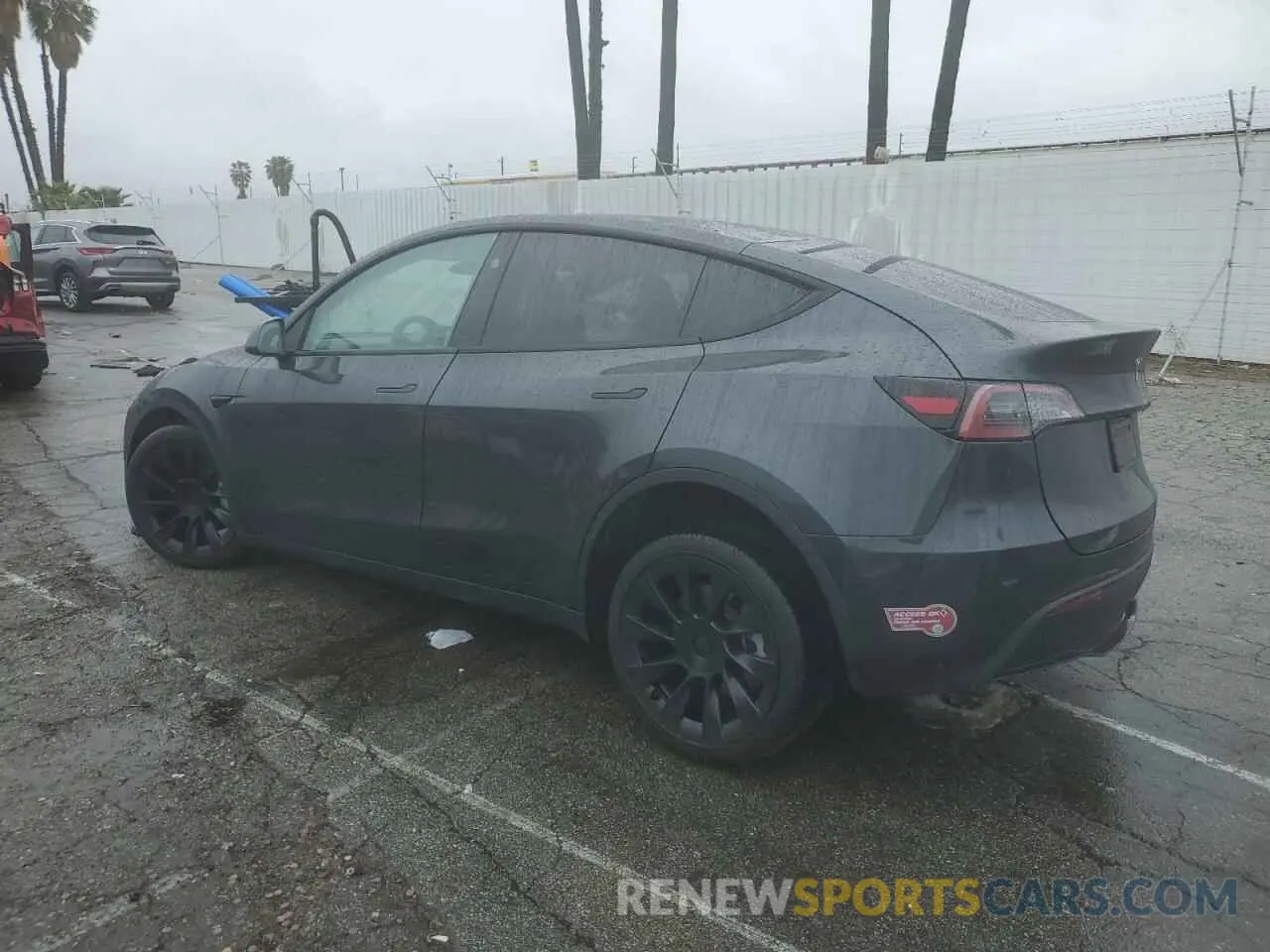 2 fotografías del automóvil dañado 7SAYGDED5RF054851 TESLA MODEL Y 2024