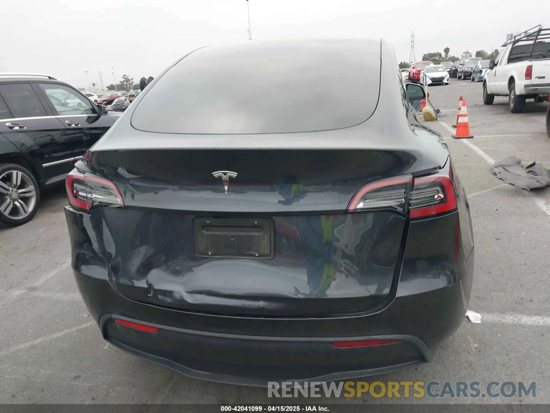 15 fotografías del automóvil dañado 7SAYGDED5RF056311 TESLA MODEL Y 2024