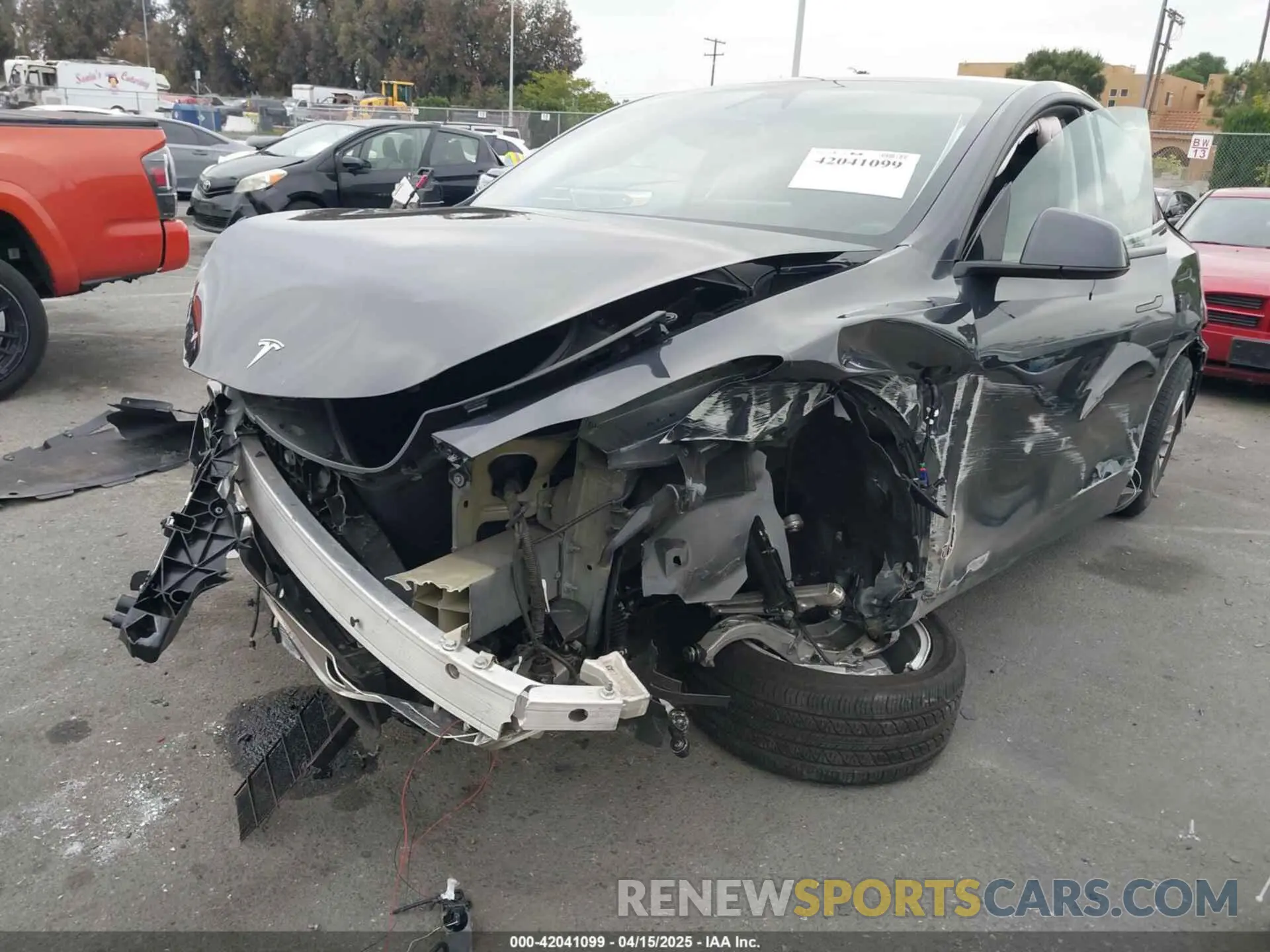 2 fotografías del automóvil dañado 7SAYGDED5RF056311 TESLA MODEL Y 2024