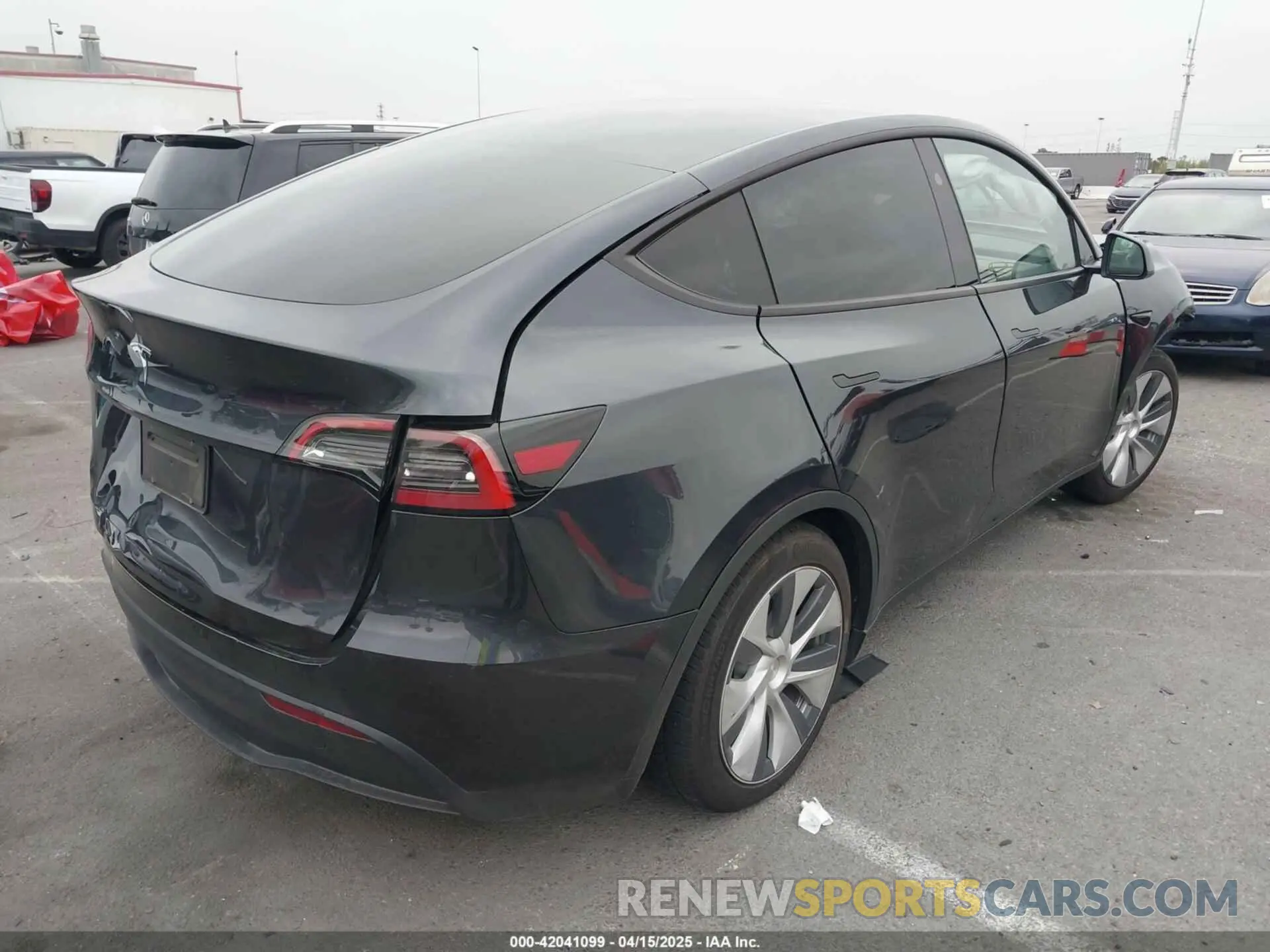 4 fotografías del automóvil dañado 7SAYGDED5RF056311 TESLA MODEL Y 2024
