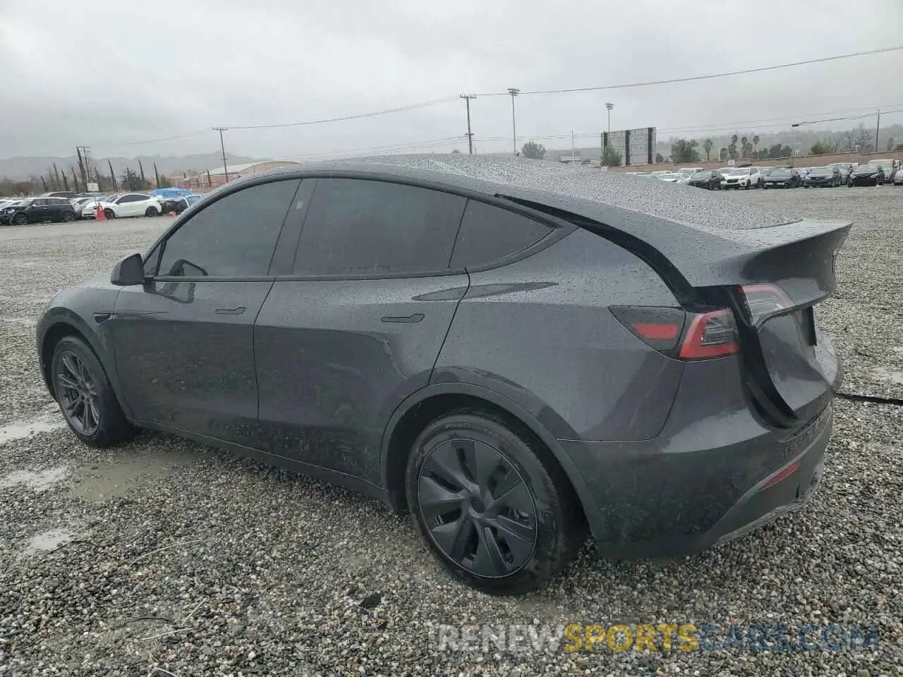 2 fotografías del automóvil dañado 7SAYGDED5RF125093 TESLA MODEL Y 2024