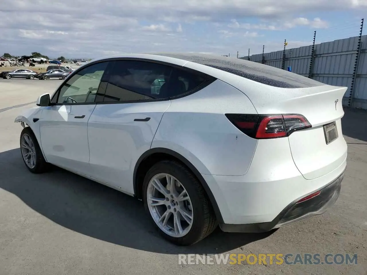 2 fotografías del automóvil dañado 7SAYGDED6RF044376 TESLA MODEL Y 2024
