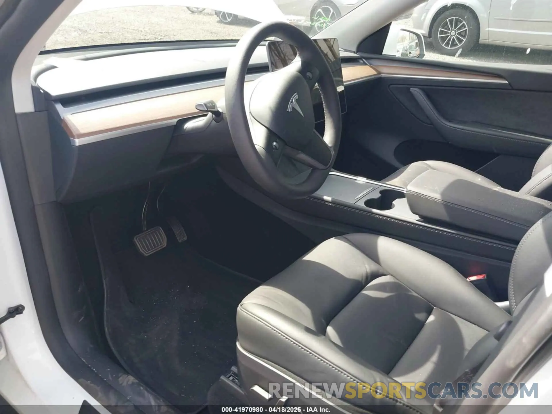 5 fotografías del automóvil dañado 7SAYGDED6RF160936 TESLA MODEL Y 2024