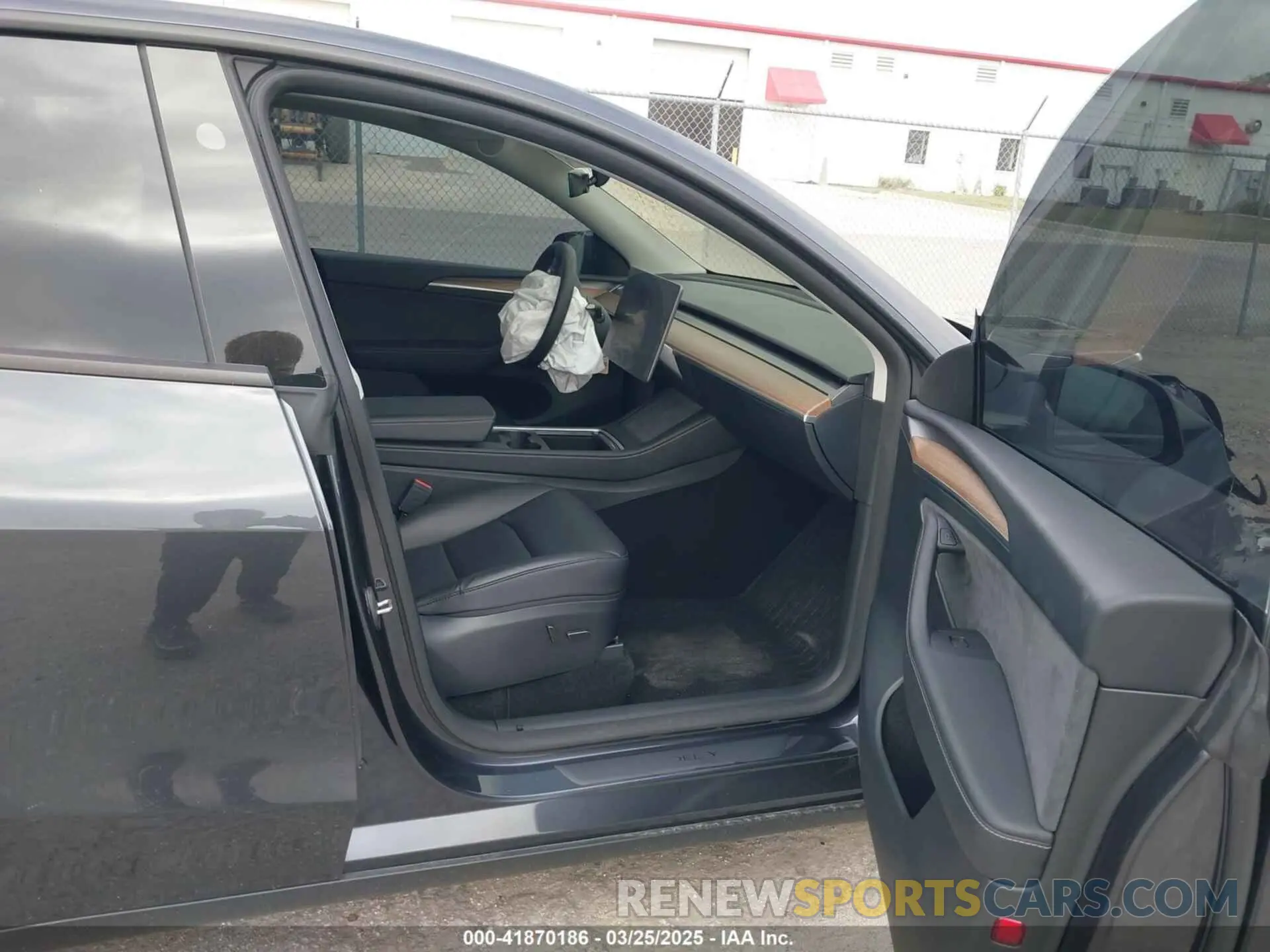 5 fotografías del automóvil dañado 7SAYGDED7RF095210 TESLA MODEL Y 2024