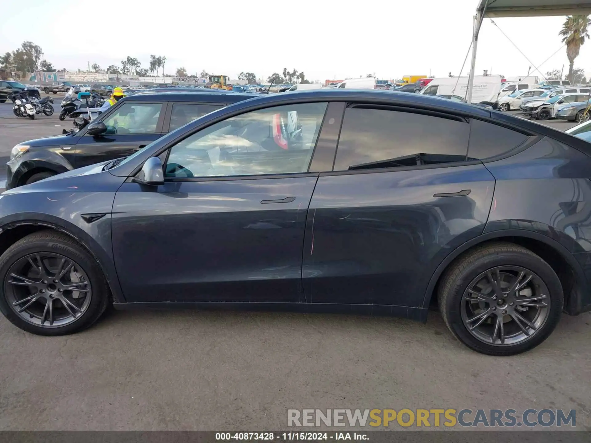 15 fotografías del automóvil dañado 7SAYGDED7RF118548 TESLA MODEL Y 2024