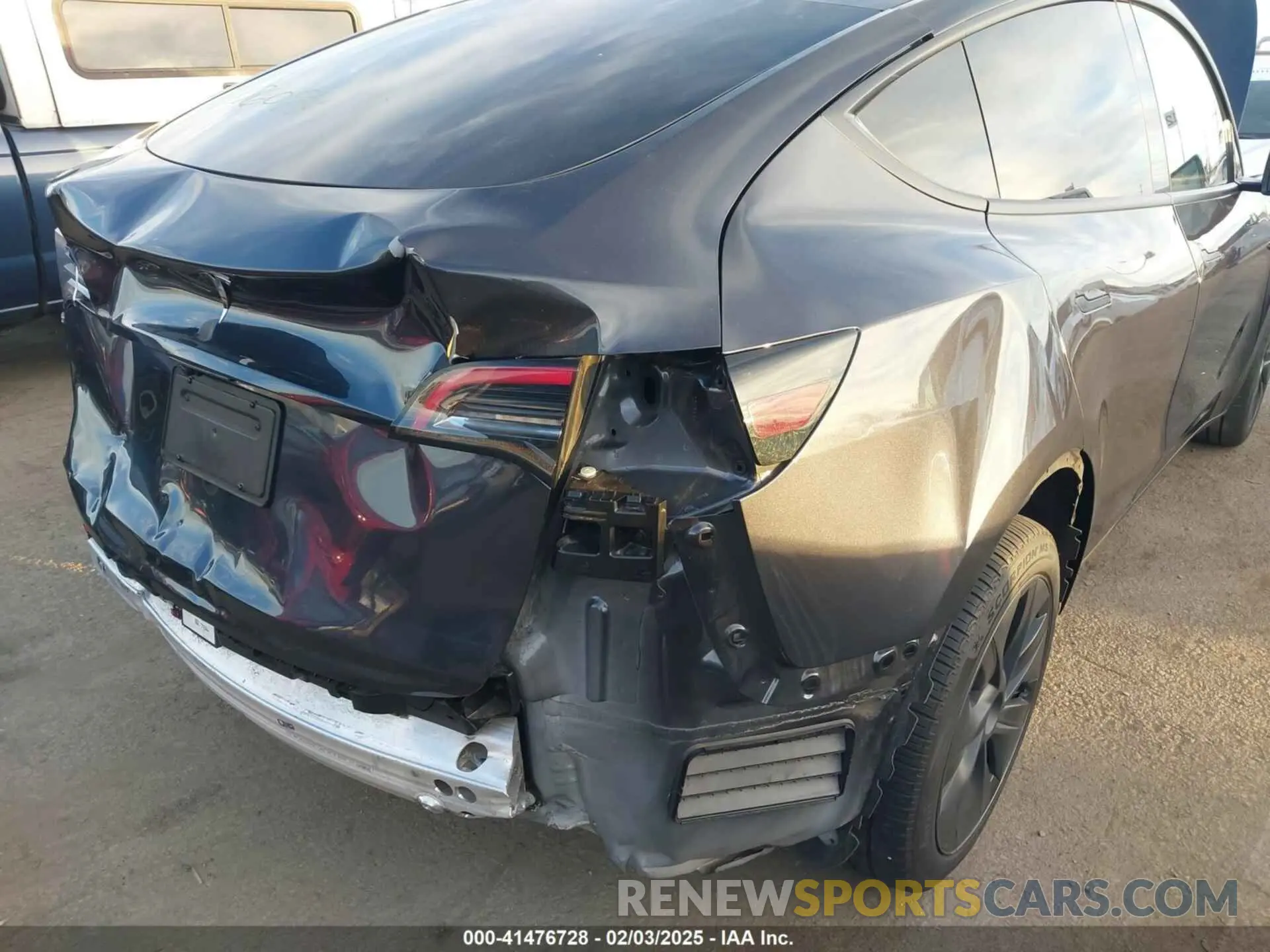 6 fotografías del automóvil dañado 7SAYGDED7RF153140 TESLA MODEL Y 2024
