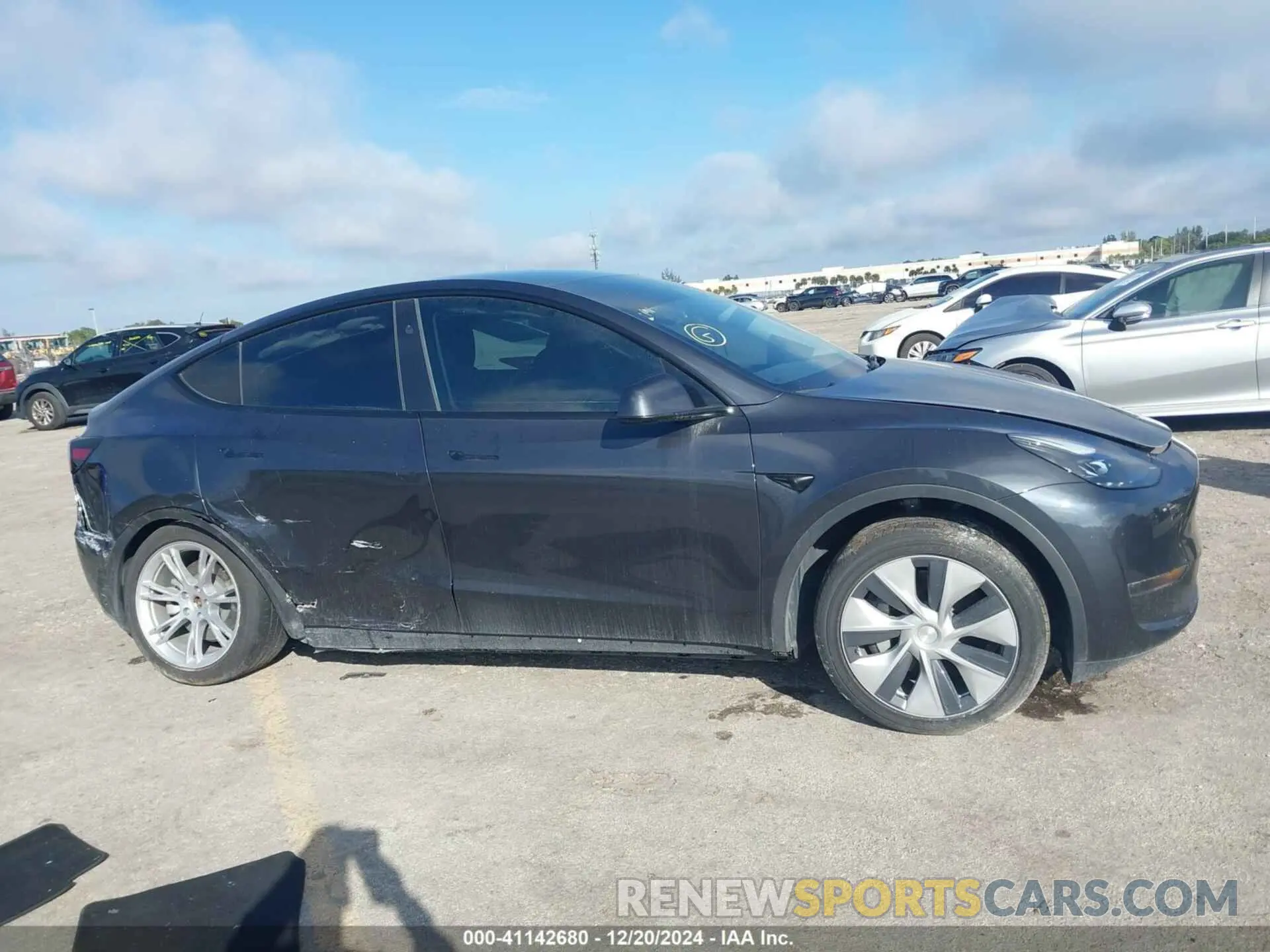 12 fotografías del automóvil dañado 7SAYGDED8RF008477 TESLA MODEL Y 2024