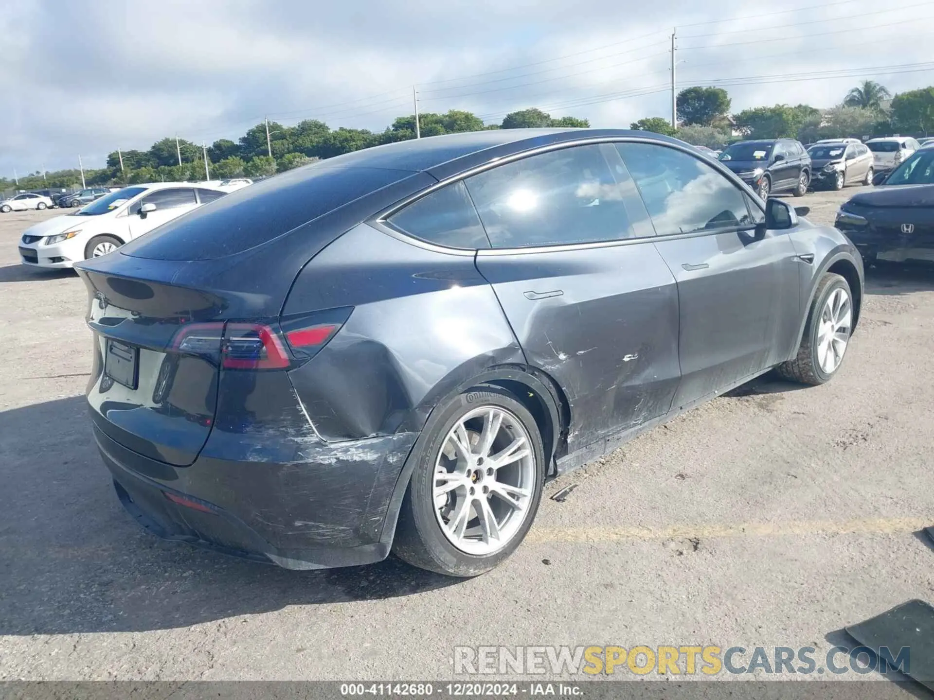 4 fotografías del automóvil dañado 7SAYGDED8RF008477 TESLA MODEL Y 2024