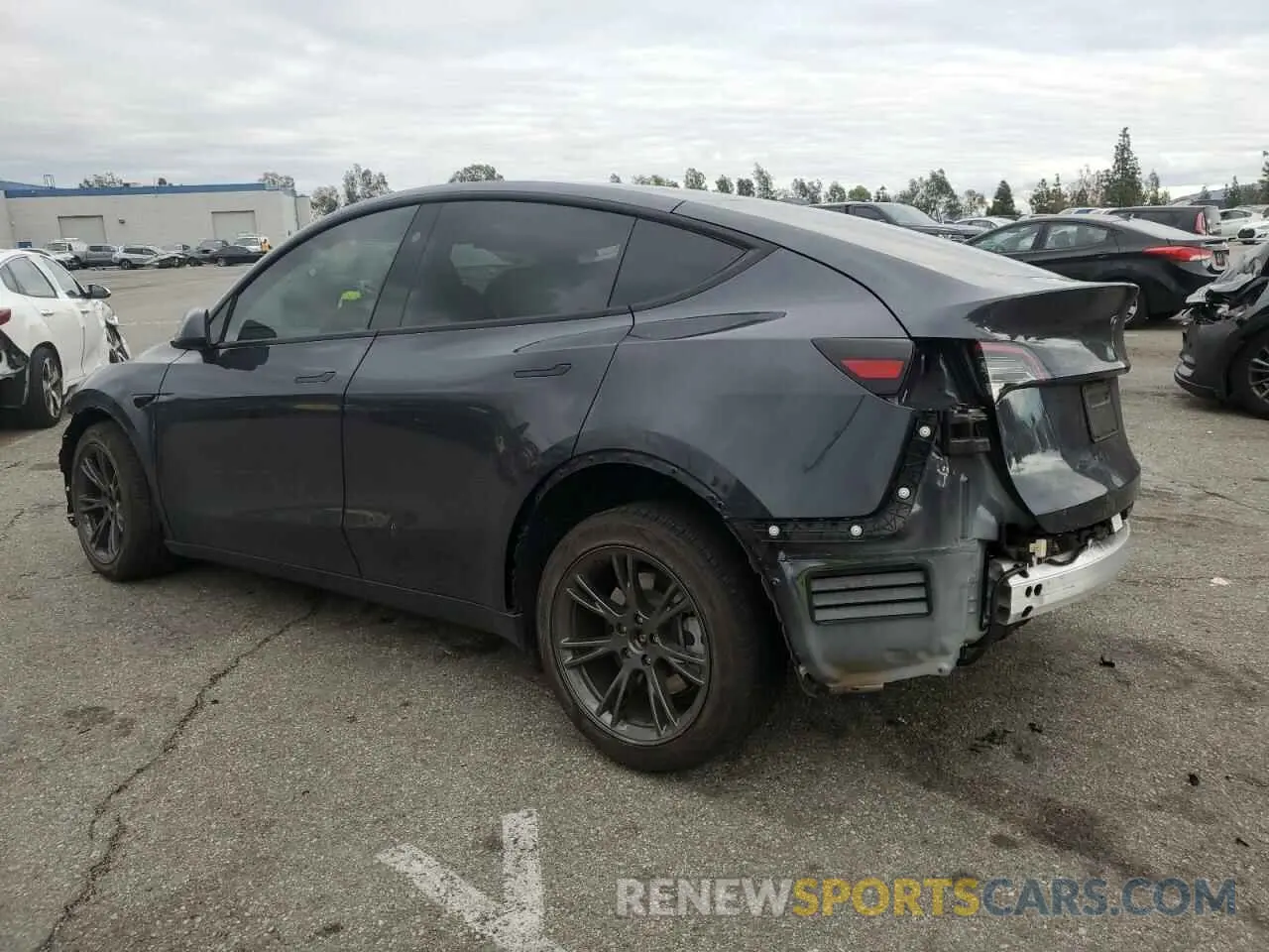 2 fotografías del automóvil dañado 7SAYGDED8RF132426 TESLA MODEL Y 2024