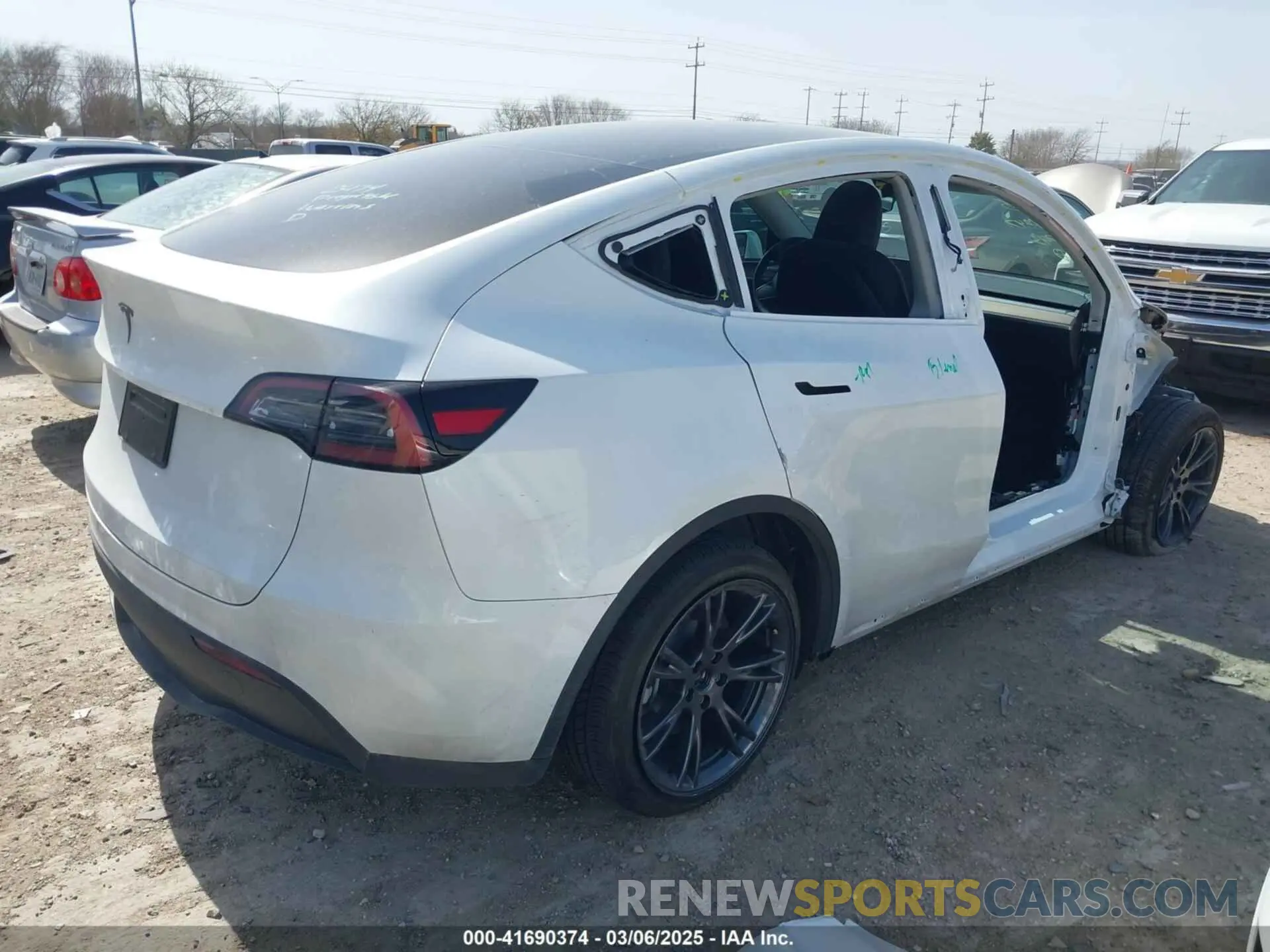 4 fotografías del automóvil dañado 7SAYGDEDXRA300743 TESLA MODEL Y 2024