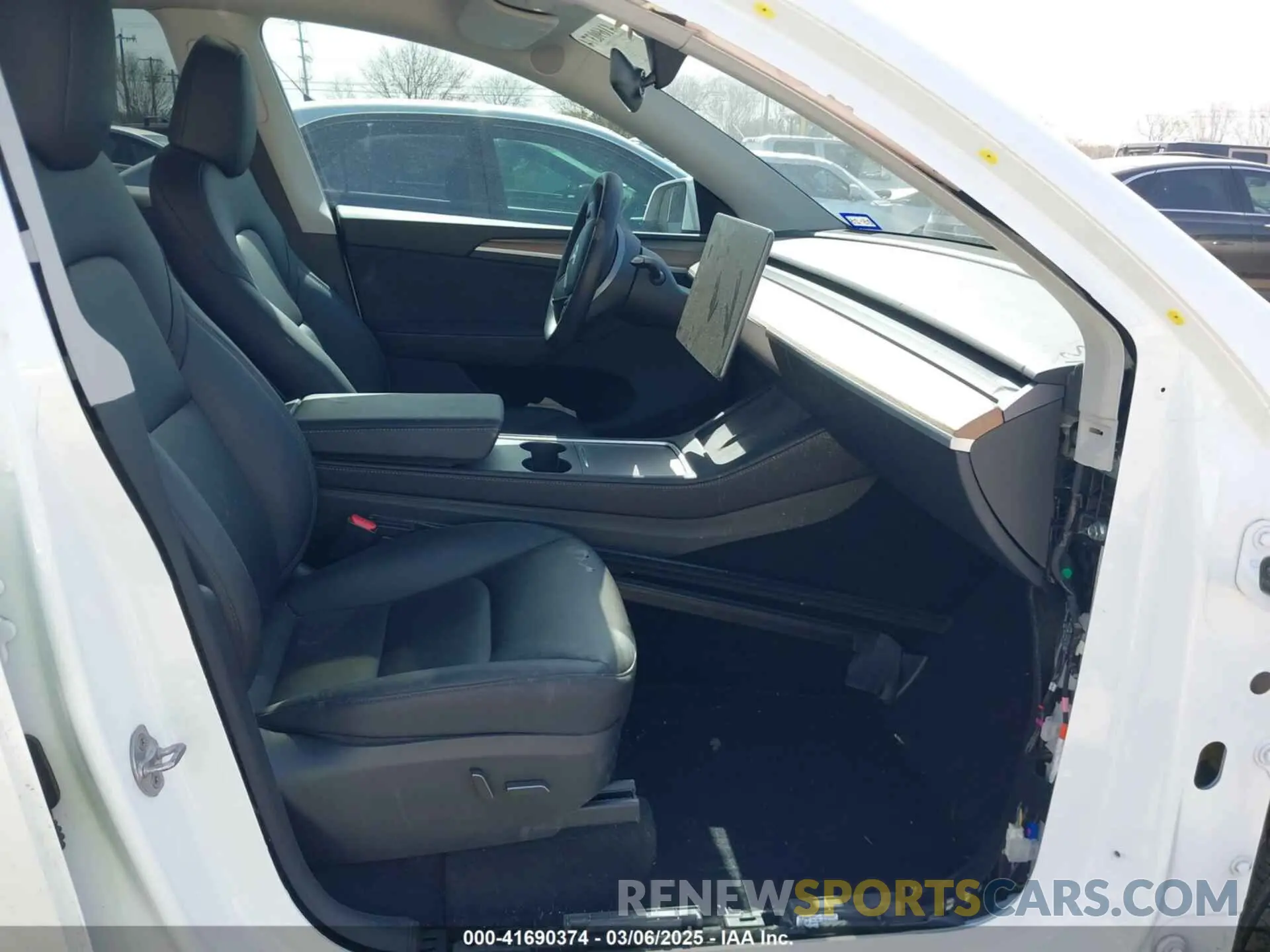 5 fotografías del automóvil dañado 7SAYGDEDXRA300743 TESLA MODEL Y 2024