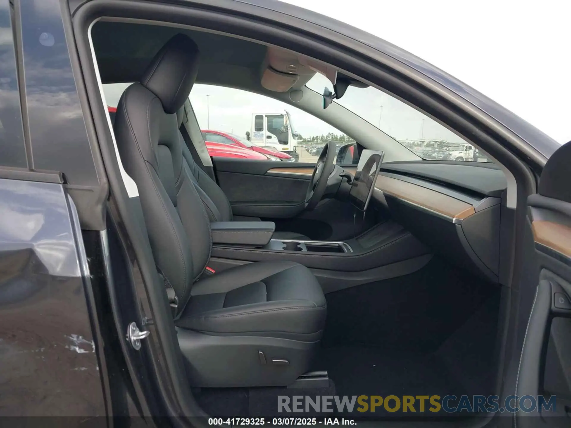 5 fotografías del automóvil dañado 7SAYGDEE0RA261489 TESLA MODEL Y 2024