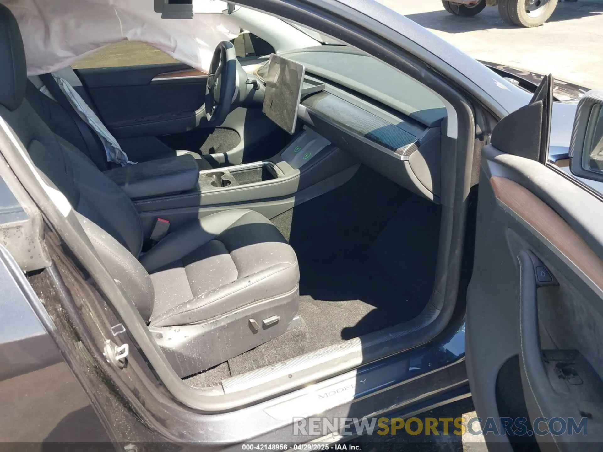 5 fotografías del automóvil dañado 7SAYGDEE2RA233855 TESLA MODEL Y 2024