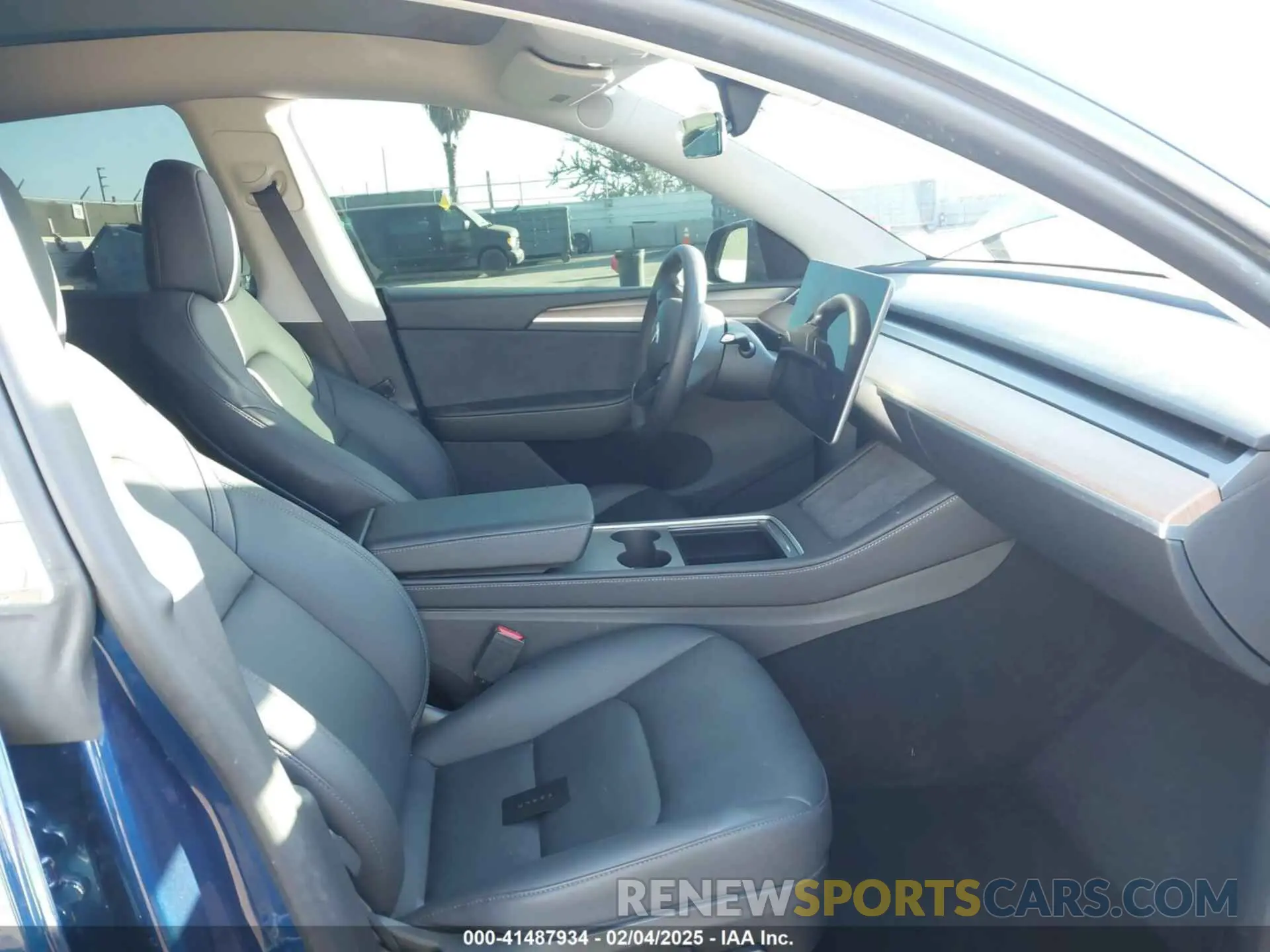 5 fotografías del automóvil dañado 7SAYGDEE2RA242815 TESLA MODEL Y 2024