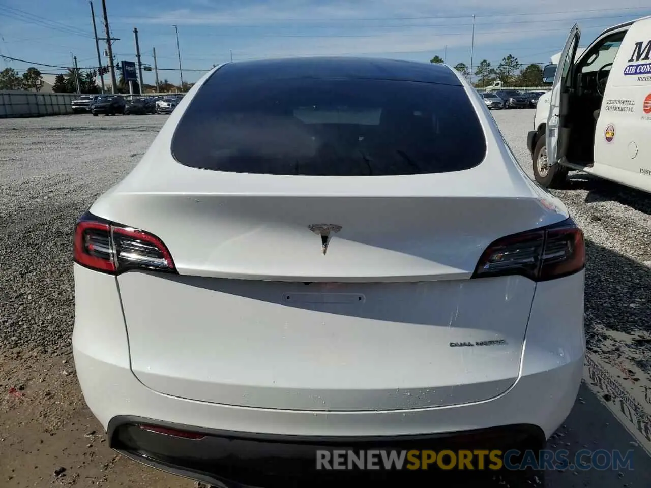 6 fotografías del automóvil dañado 7SAYGDEE2RA265477 TESLA MODEL Y 2024