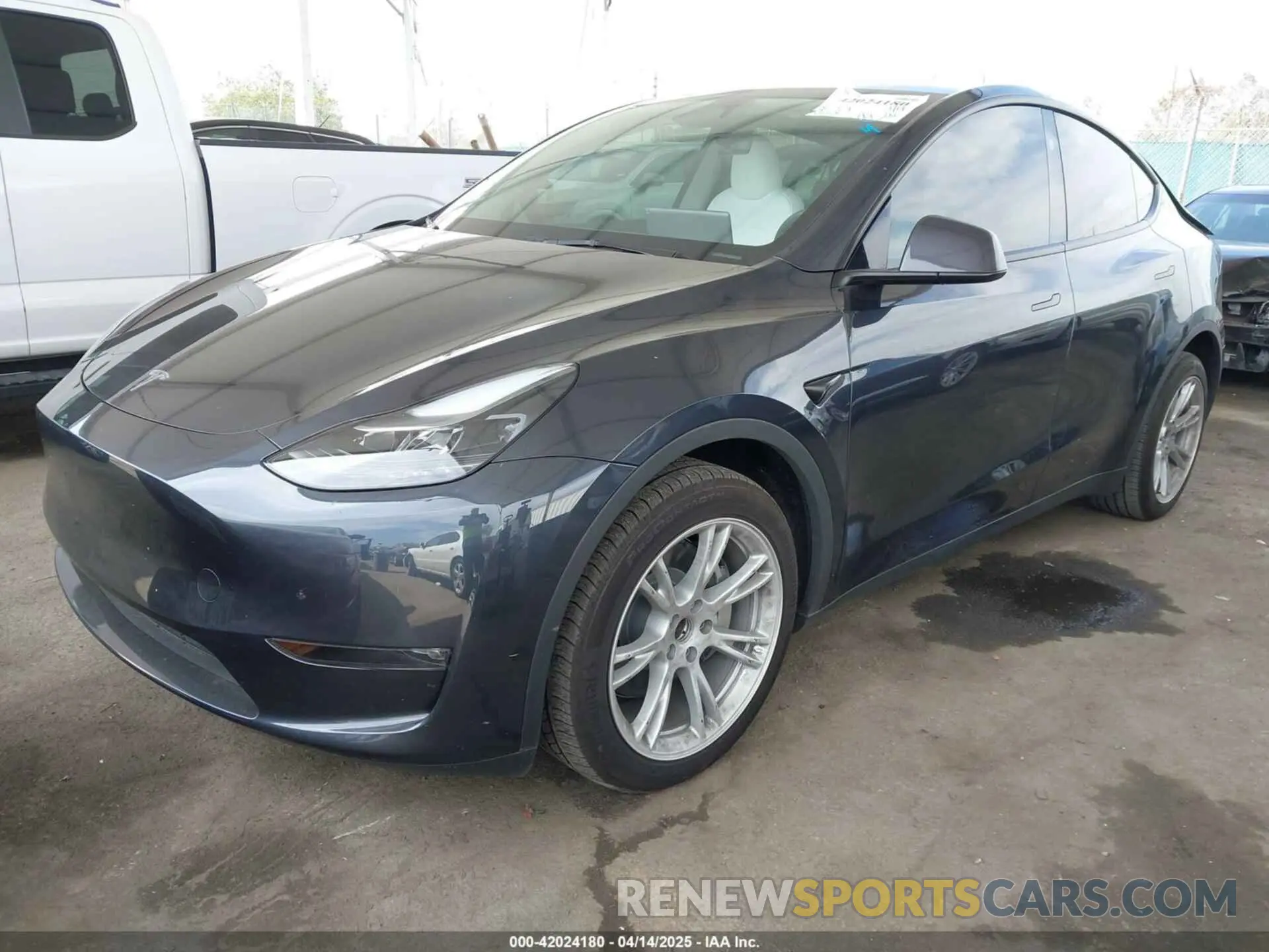 2 fotografías del automóvil dañado 7SAYGDEE2RF069588 TESLA MODEL Y 2024