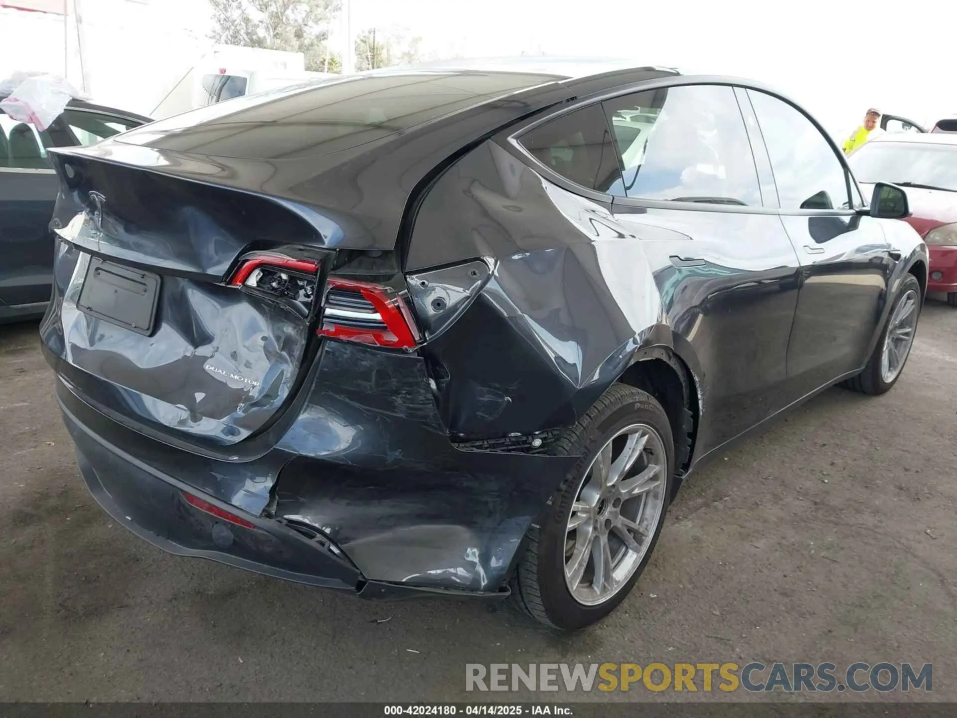 4 fotografías del automóvil dañado 7SAYGDEE2RF069588 TESLA MODEL Y 2024