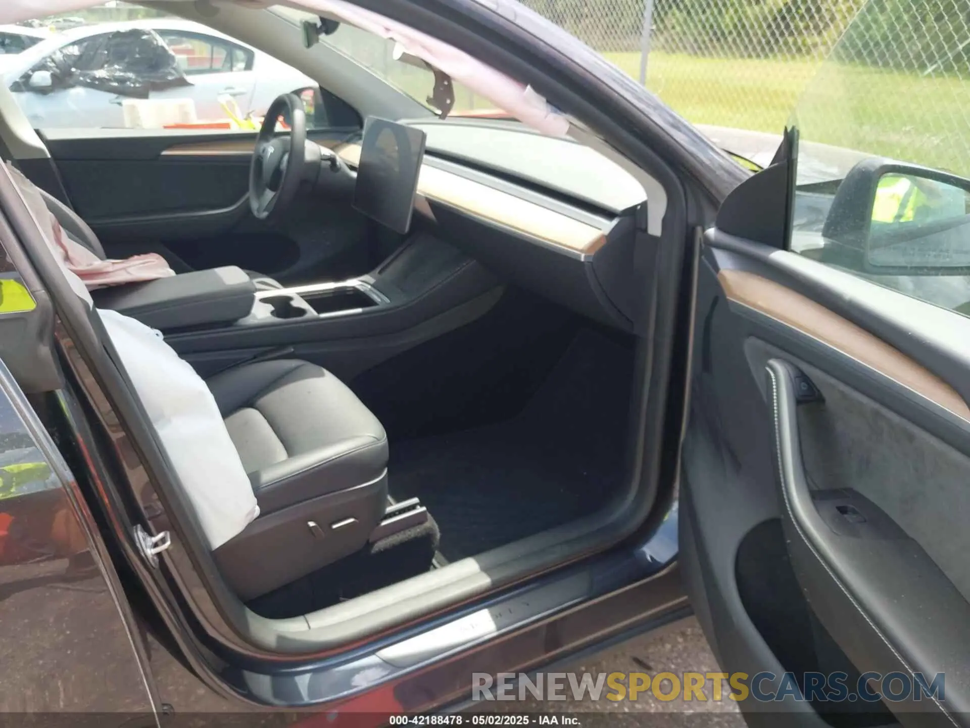 5 fotografías del automóvil dañado 7SAYGDEE3RA253127 TESLA MODEL Y 2024
